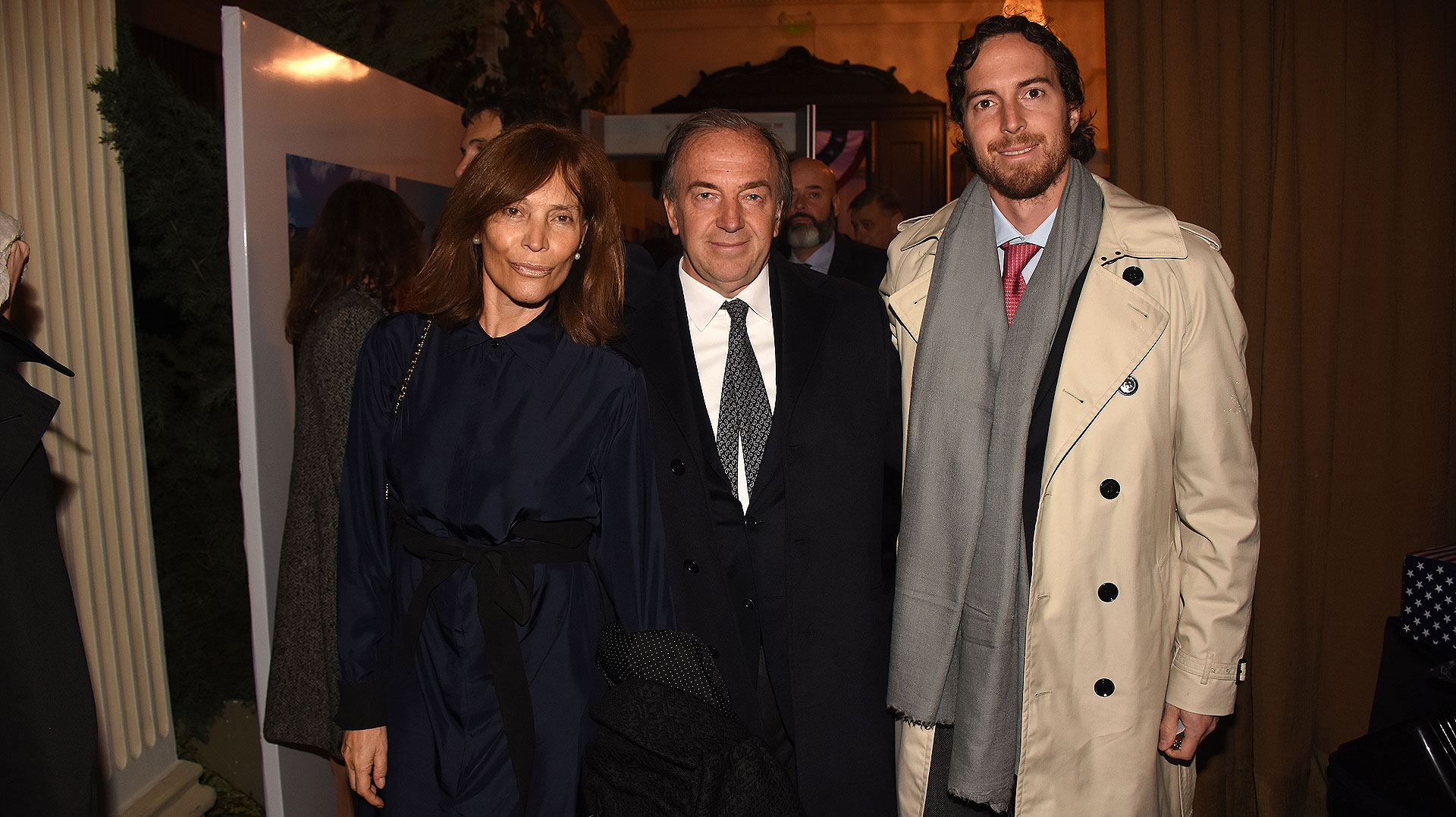 El oftalmólogo Roberto Zaldivar y su esposa Estela junto a su hijo Roger Zaldivar, director médico de la Fundación Zaldivar