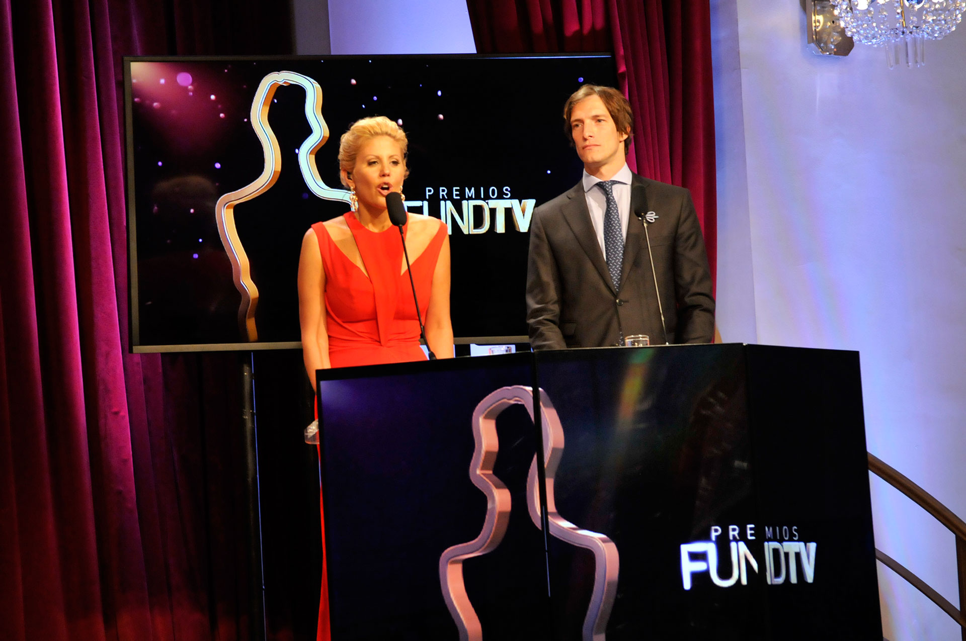 Barbie Simons e Iván de Pineda, conductores de la ceremonia