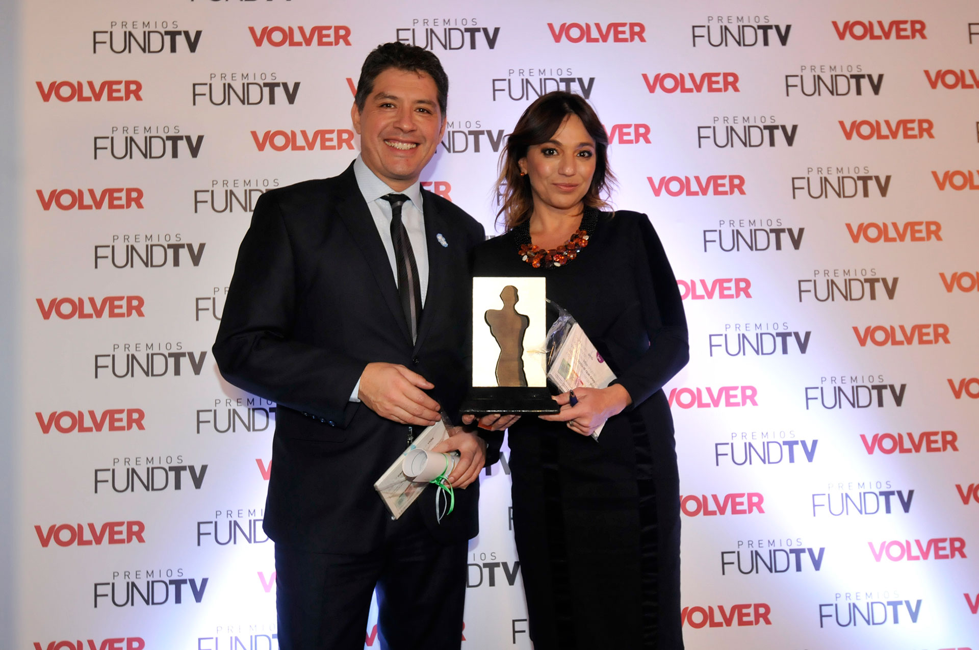Guillermo Lobo y Lorena Maciel recibieron un premio por la trayectoria de TN
