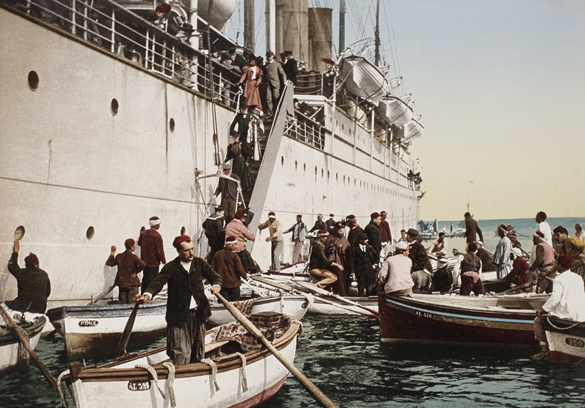 Trabajadores del puerto arriban a la costa de Argelia