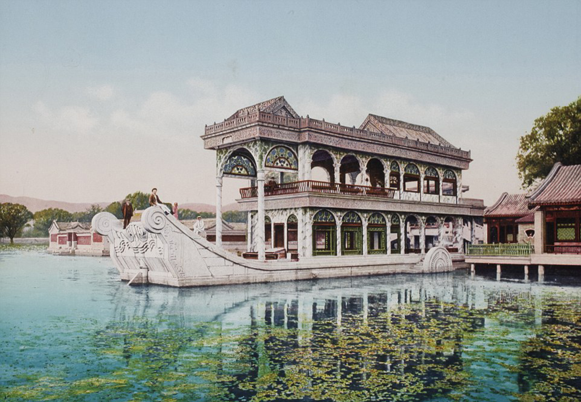 El año que se tomó esta fotografía no está claro para el Museo de la Cámara de Suiza. Se cree que el Barco de Mármol, en el Palacio de Verano de Beijing, fue capturado por la lente entre 1899 y 1911