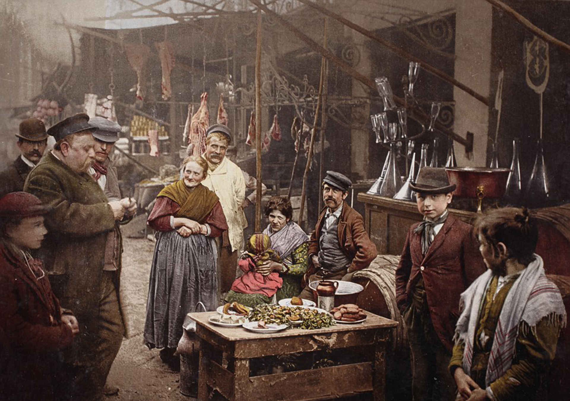 Una de las calles típicas del puerto de Nápoles, Italia. Muestra el comercio, la exposición de carnes, la vida cotidiana y la variedad de vestimentas. La imagen fue tomada en 1899