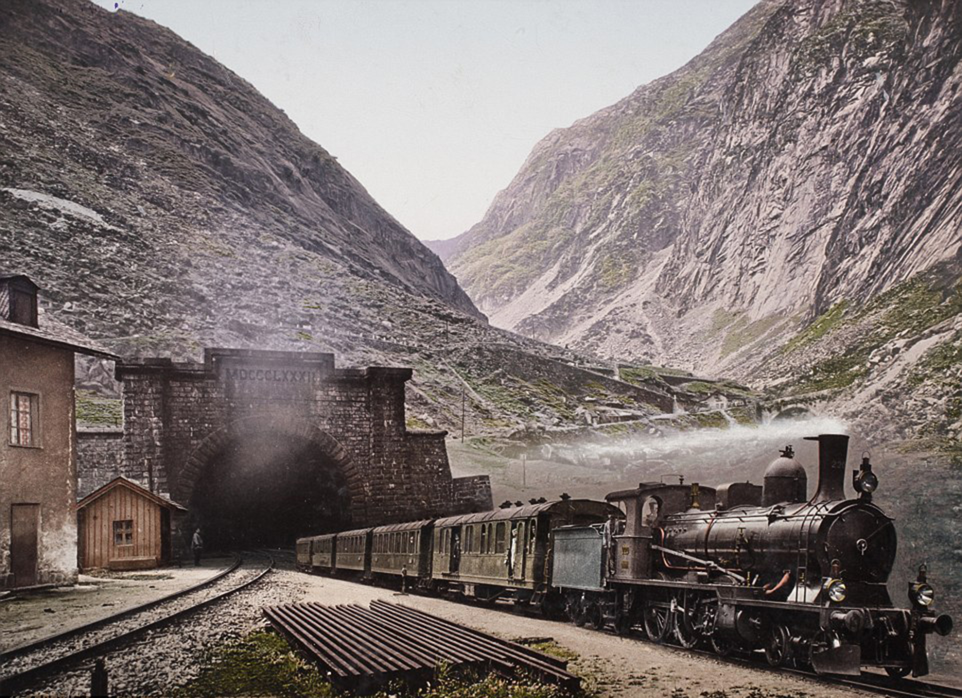 Un tren surca las montañas suizas. La imagen data de 1901