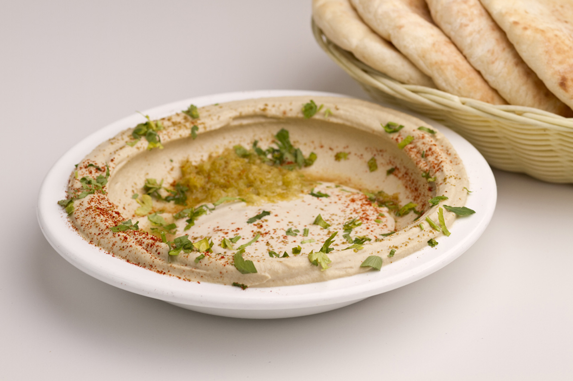 El hummus es una mezcla de garbanzos cocidos, con jugo de limón, tahini (pasta de semillas de sésamo) y aceite de oliva