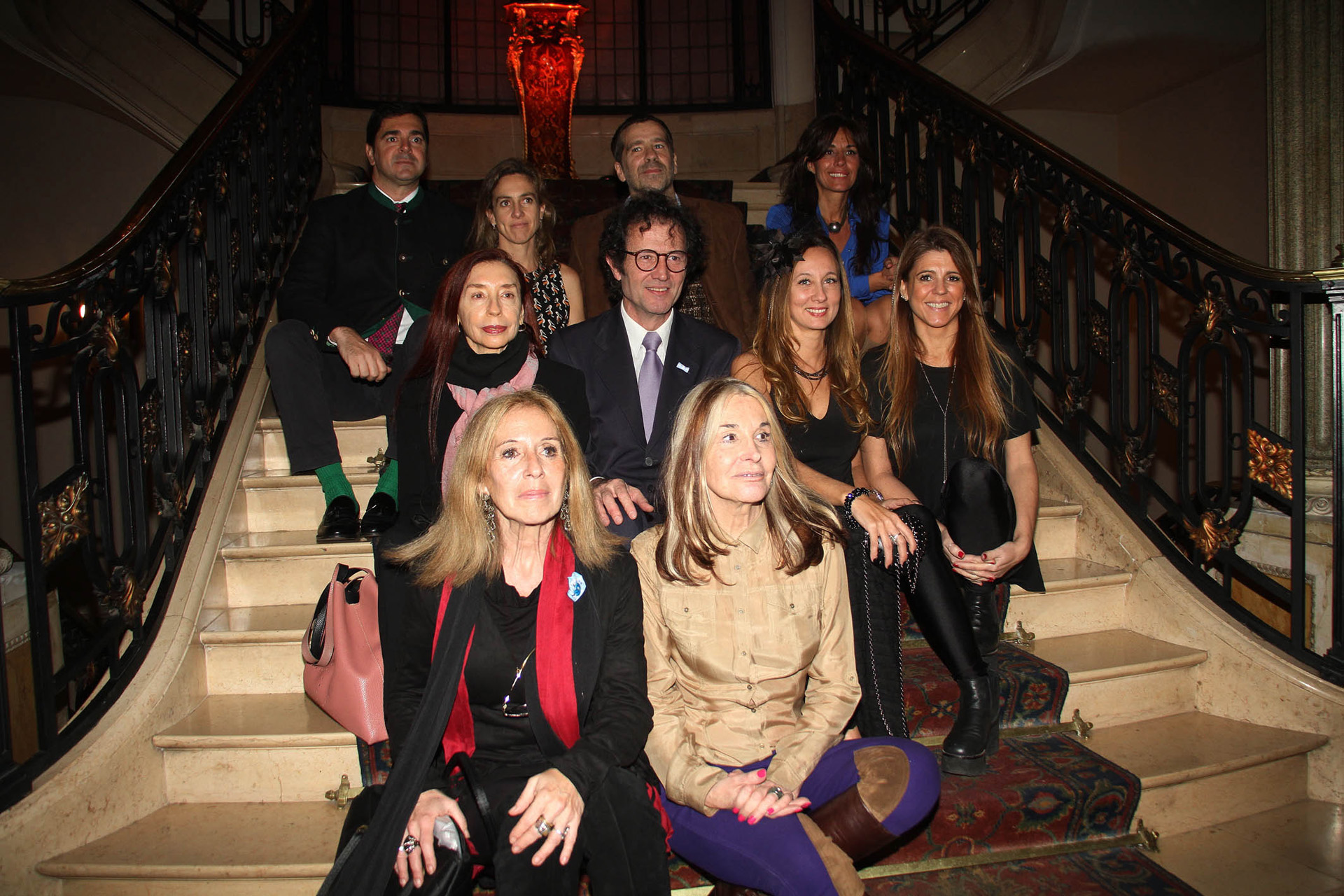 Lucas Beccar Varela junto a los artistas que participaron de la divertida subasta de escobas /// Fotos: Verónica Guerman – Graphpress