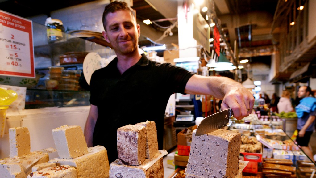 Halva, adquiere una consistencia más dura y de sabor dulce, muy similar al mantecol argentino (Shutterstock)