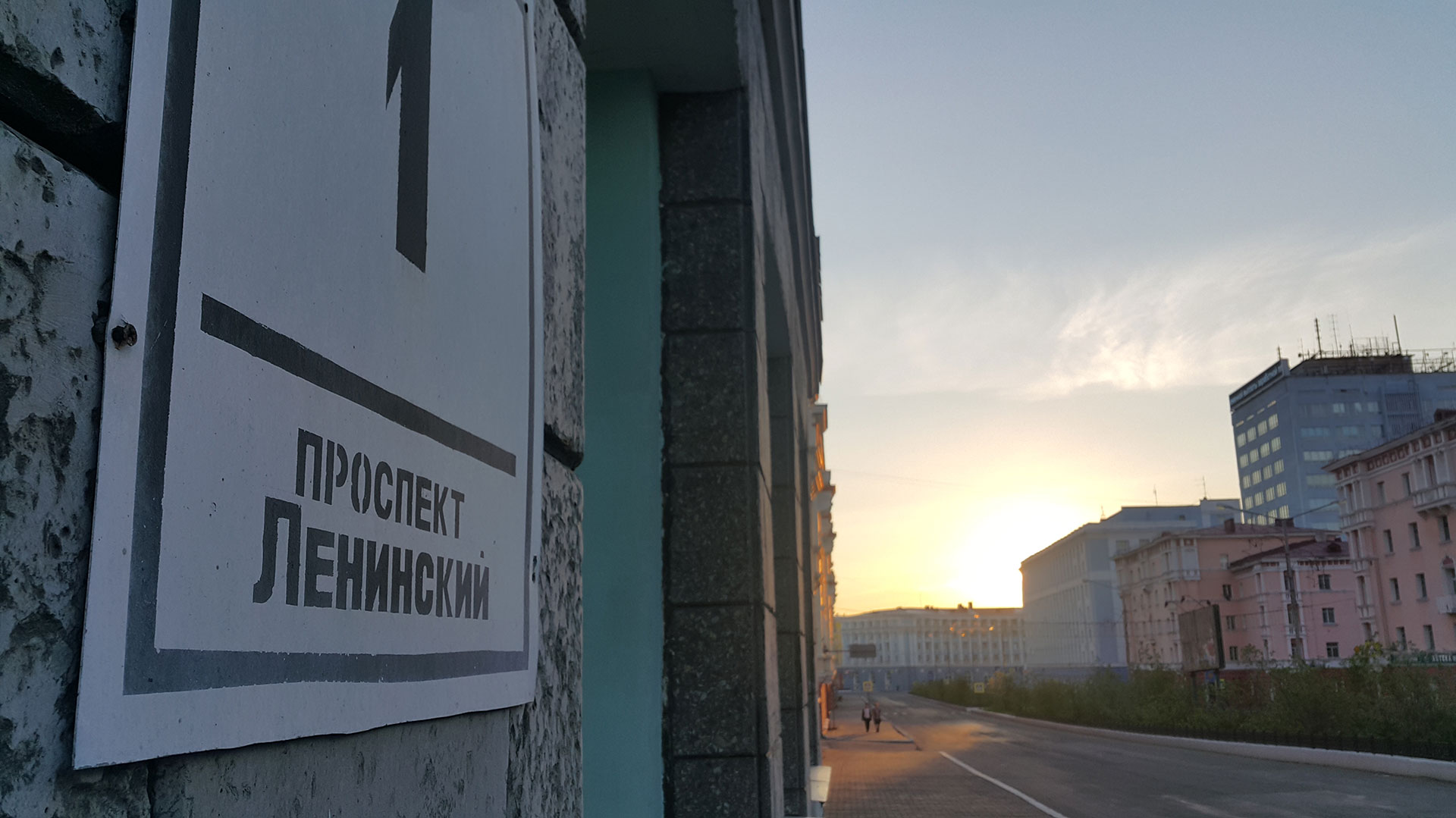 La avenida Lenin de Norilsk, a las 2 de una mañana de verano, cuando el sol nunca se pone.