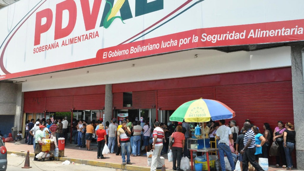 La entrega de tarjeta se desarrolla en el marco del nuevo plan social anunciado por Nicolás Maduro