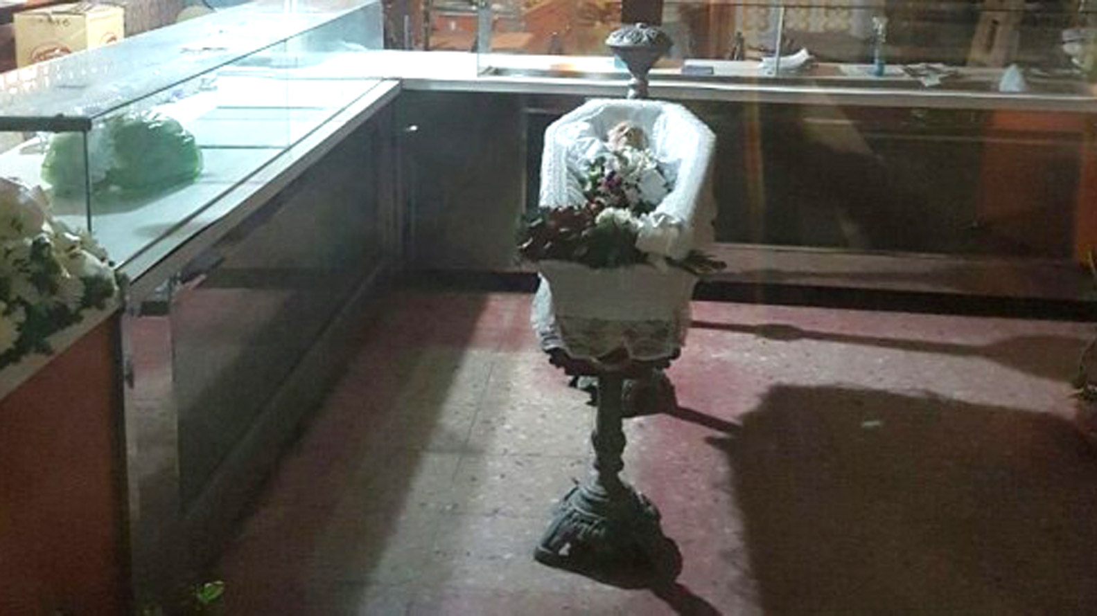 Apareció un ataúd con un cadáver en un local de pastas (Crónica)
