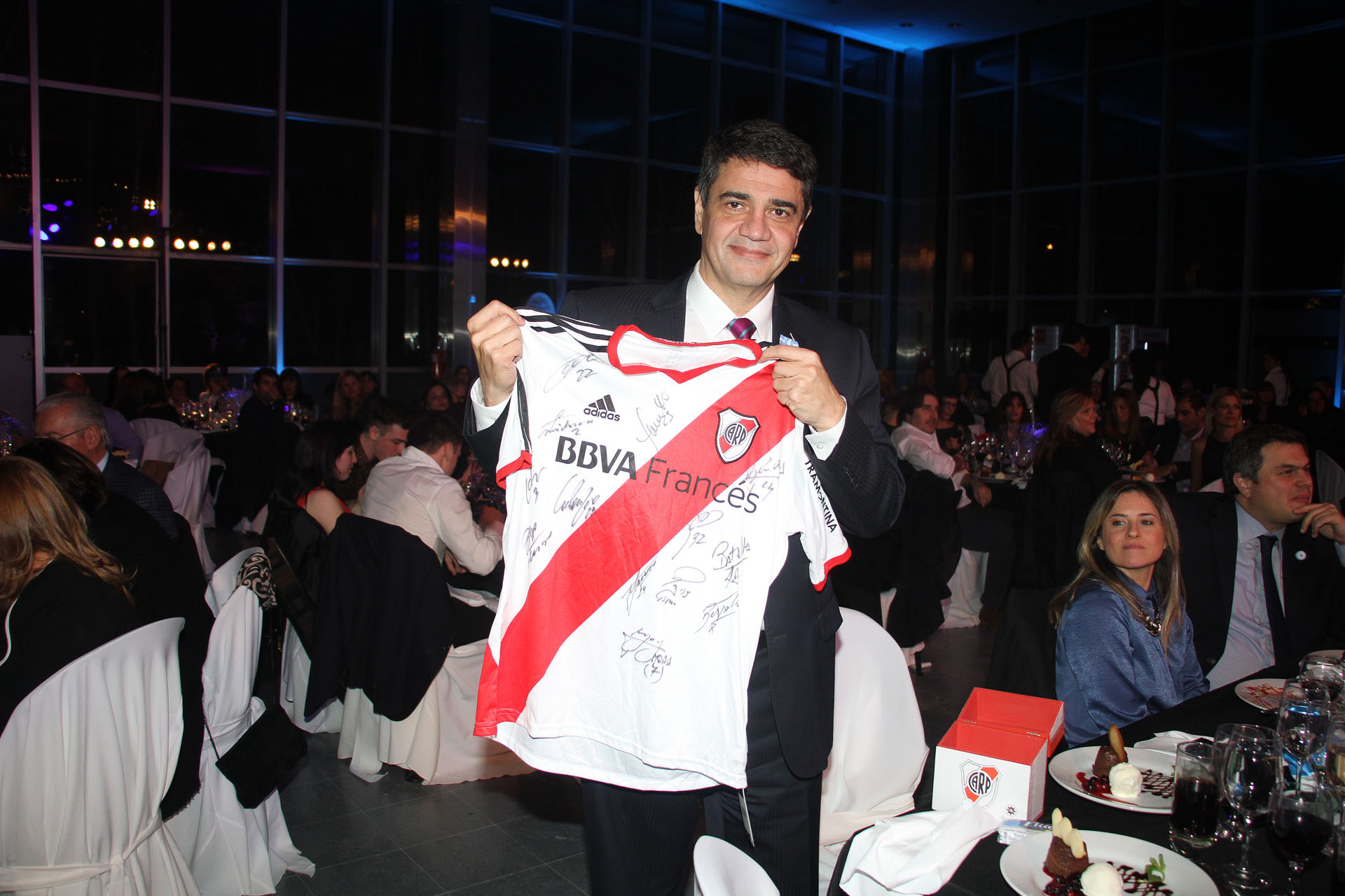 El intendente Jorge Macri obtuvo una camiseta de River autografiada que se remató en la cena