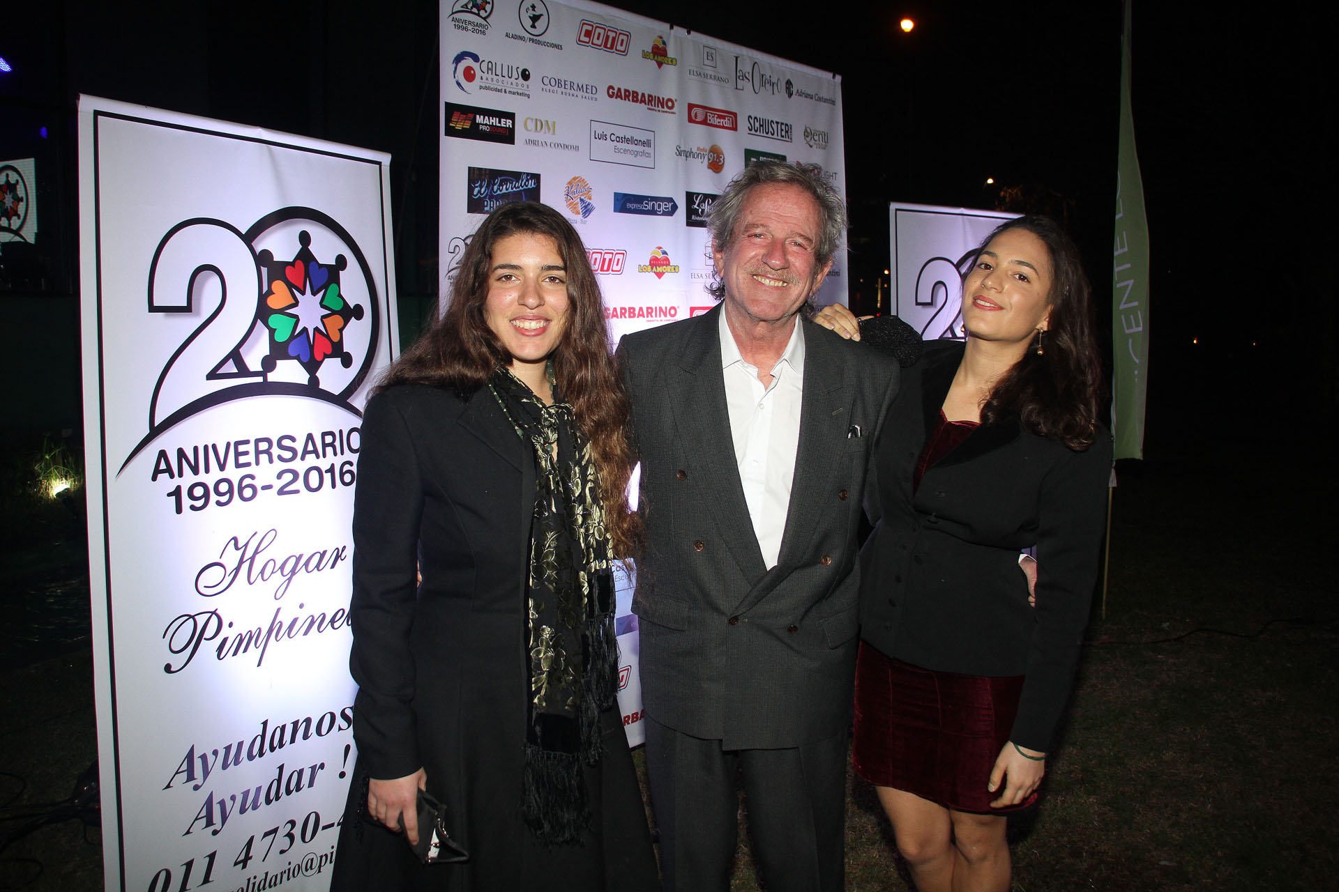 Pablo Alarcón y sus hijas