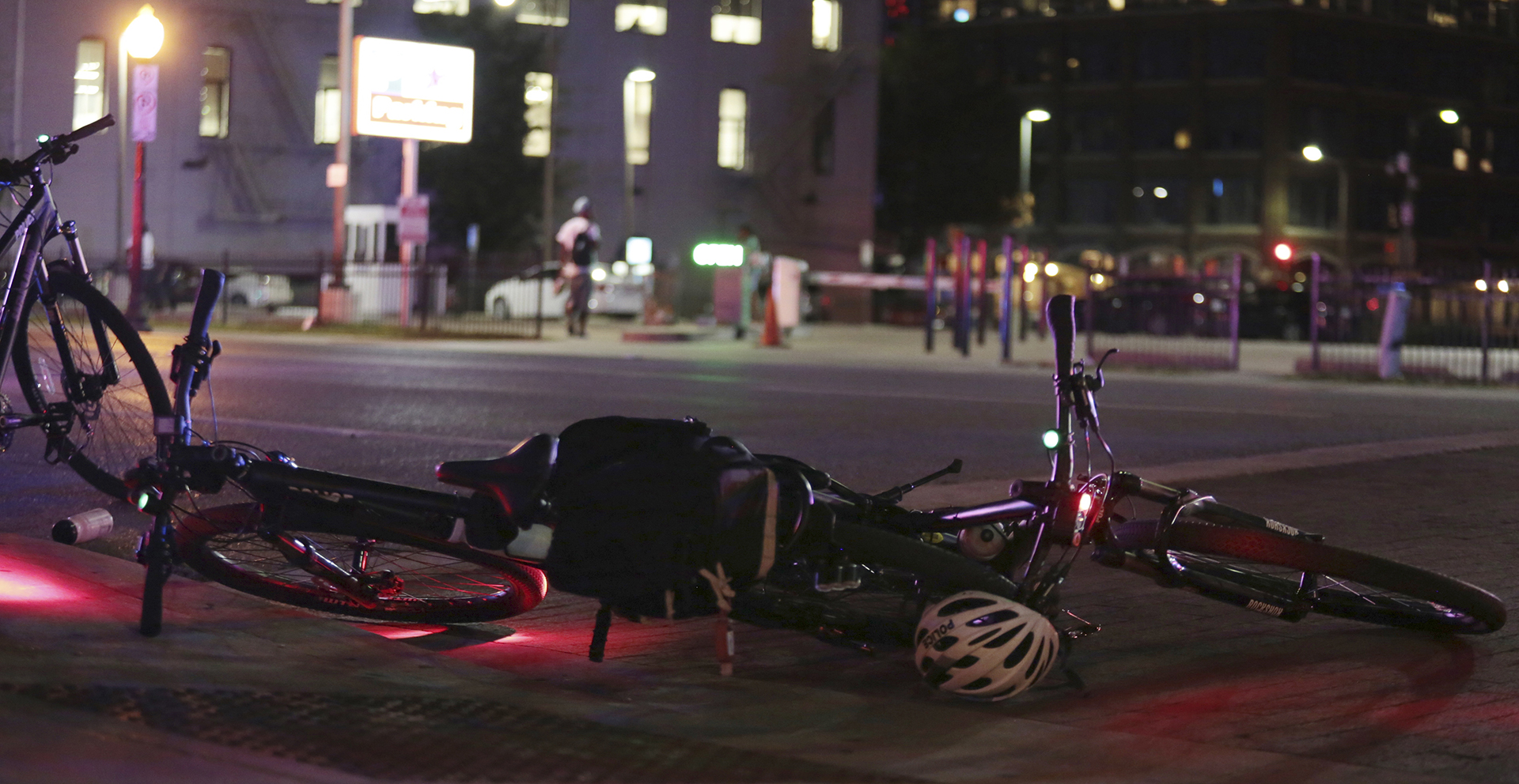 Un miembro del público resultó herido en los disparos, según dijo el alcalde, Mike Rawlings (AP)
