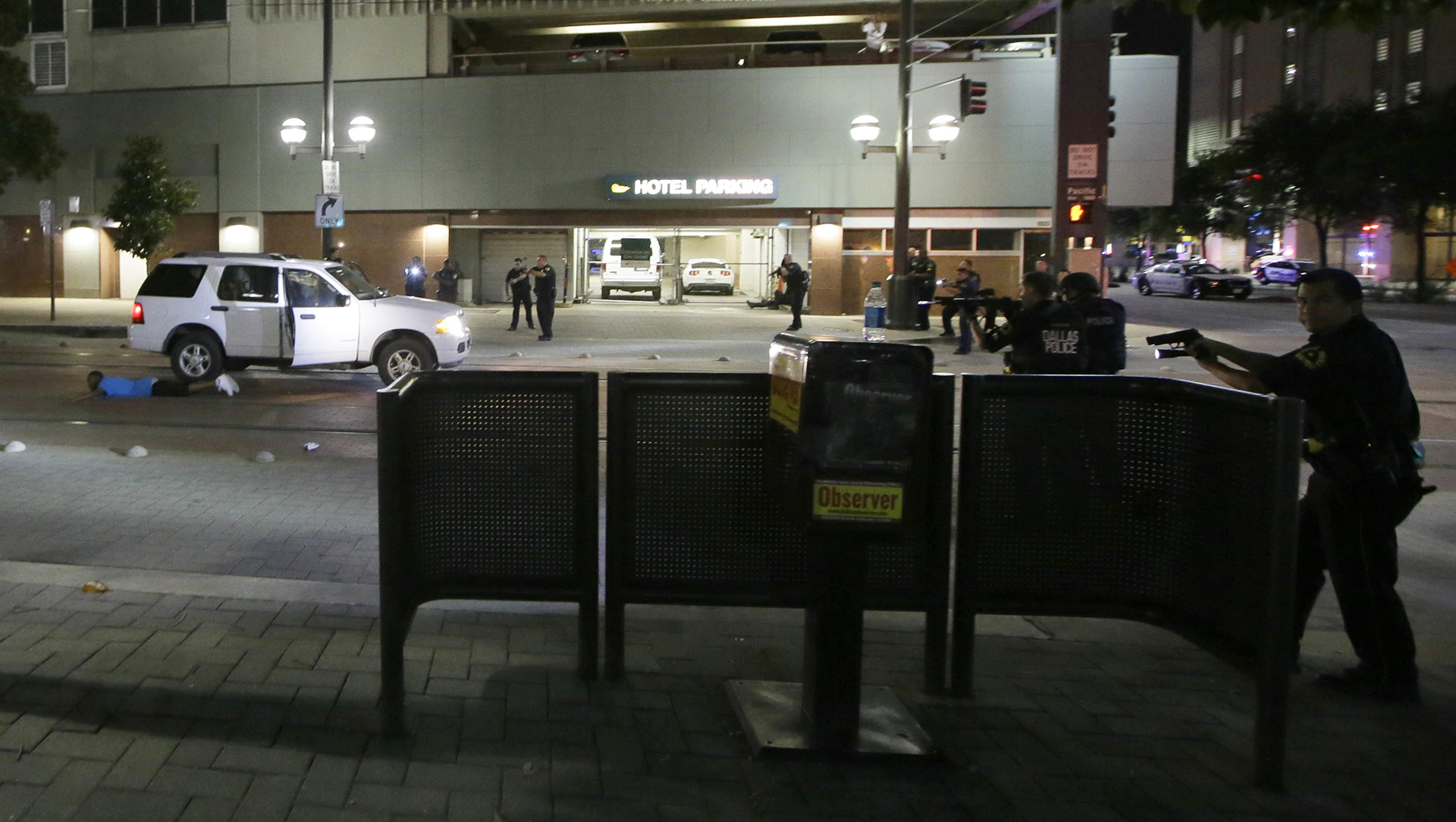 Cuatro agentes de la policía municipal de Dallas y uno de la agencia Dallas Area Rapid Transit murieron abatidos el jueves por la noche (AP)