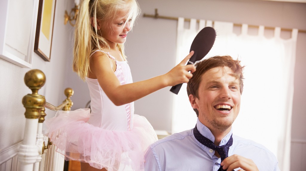 El padre actual está más presente y participa del día a día de sus hijos (Shutterstock)