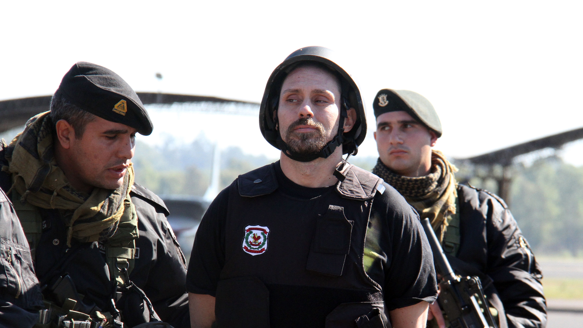 Ibar Pérez Corradi cuando fue trasladado en Paraguay, al ser detenido. (NA)