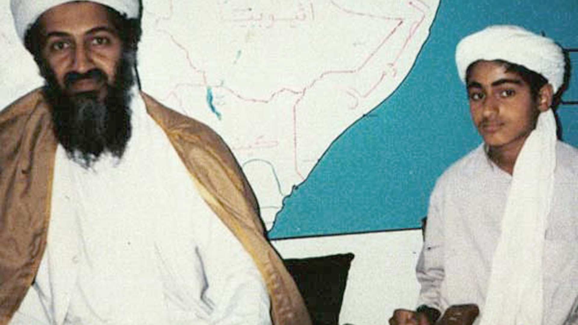 Hamza, quien ahora tendría 25 años, en una imagen de cuando era pequeño junto a su padre Osama