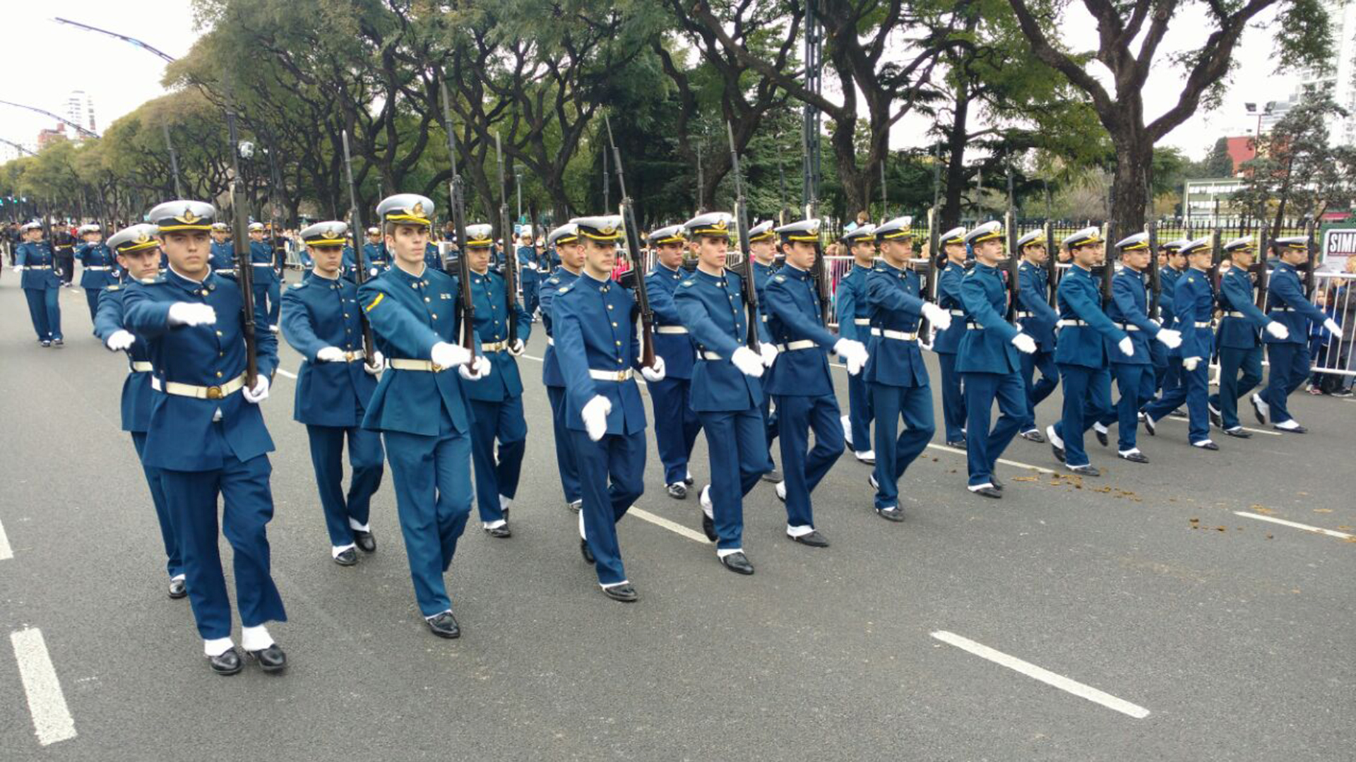 Cadetes de las fuerzas que marcharon para homenajear a la Patria, al cumplirse 200 años de la firma del Acta que dio nacimiento a las Provincias Unidas del Sud.