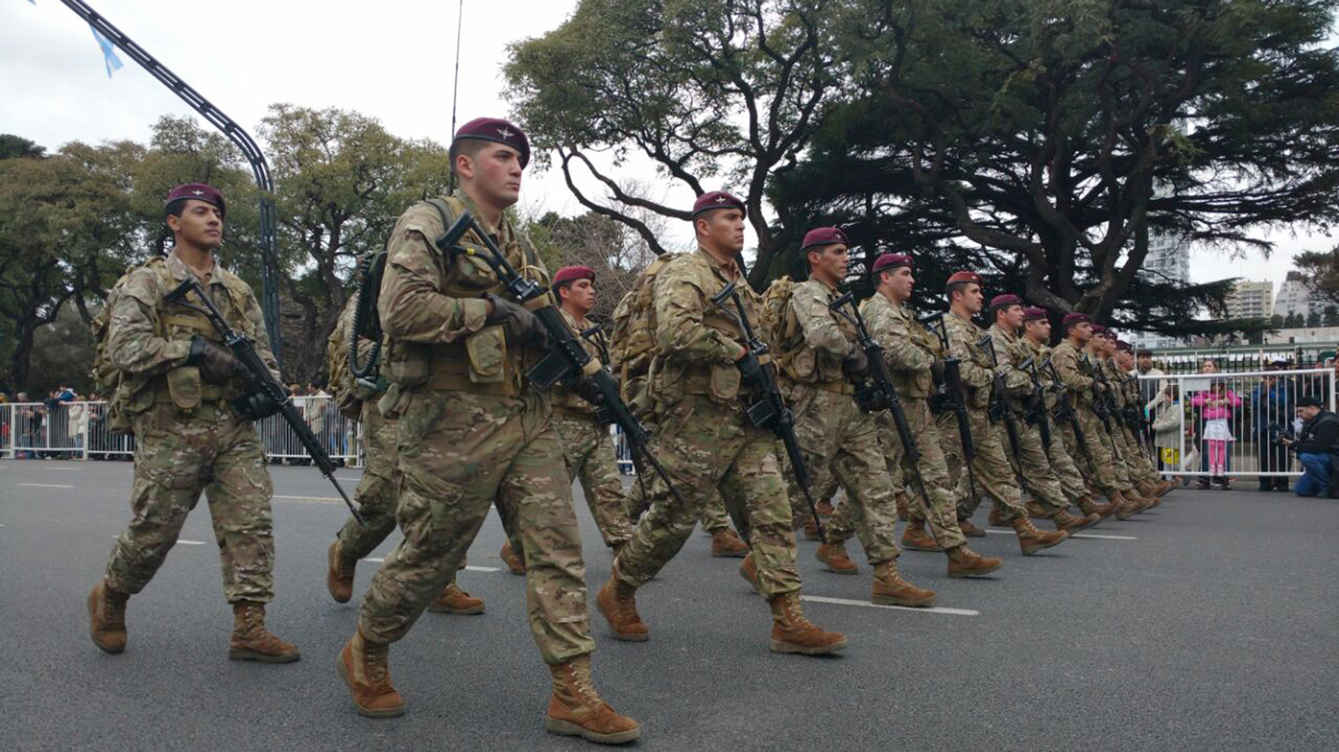 Los integrantes del Ejército fueron ovacionados al marchar por el barrio porteño de Palermo, en una ceremonia cívico militar.