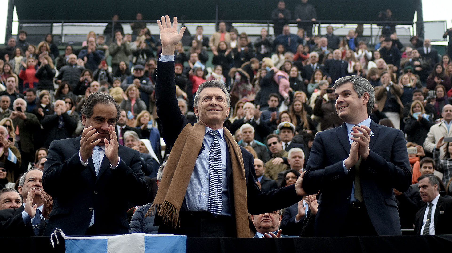 El presidente Macri había anunciado que no estaría en el acto de cierre de los actos por el Bicentenario, pero al final cambió de opinión y estuvo una hora en el Campo de Polo. Lo recibieron y lo despidieron con aplausos