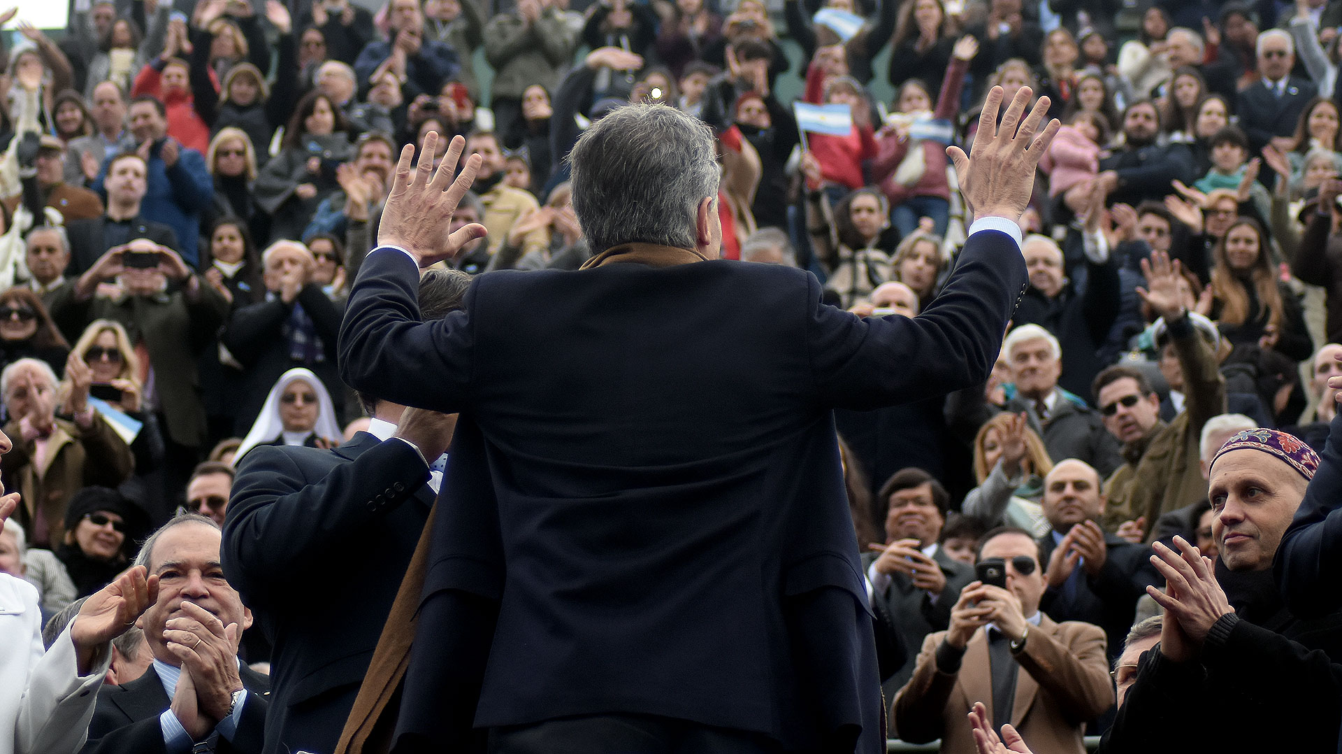 Al llegar y al retirarse, el presidente Macri fue aplaudido por los presentes en el Campo Argentino de Polo.