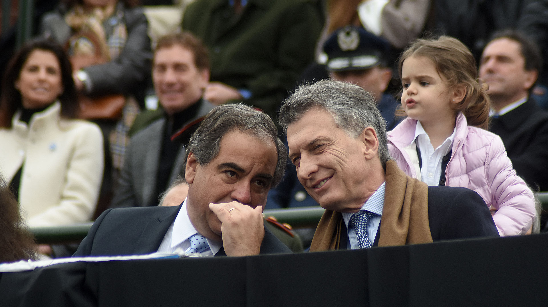 El ministro de Defensa, el radical Julio Martínez, habla con el presidente Macri durante la ceremonia final de los actos por el Bicentenario.