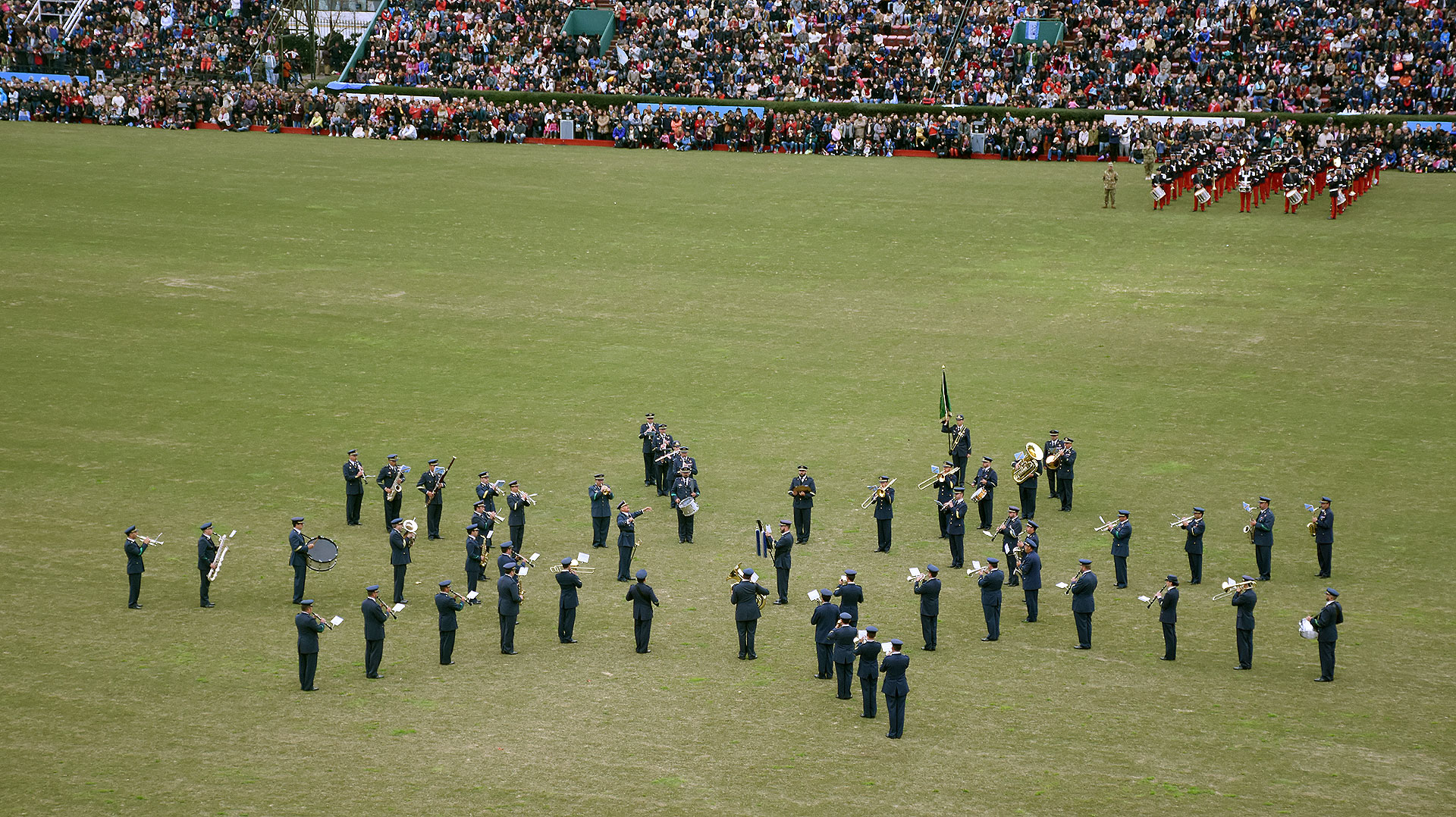 Algunas de las formaciones más pintorescas durante la tarde del concierto de las bandas militares en el Campo Argentino de Polo.