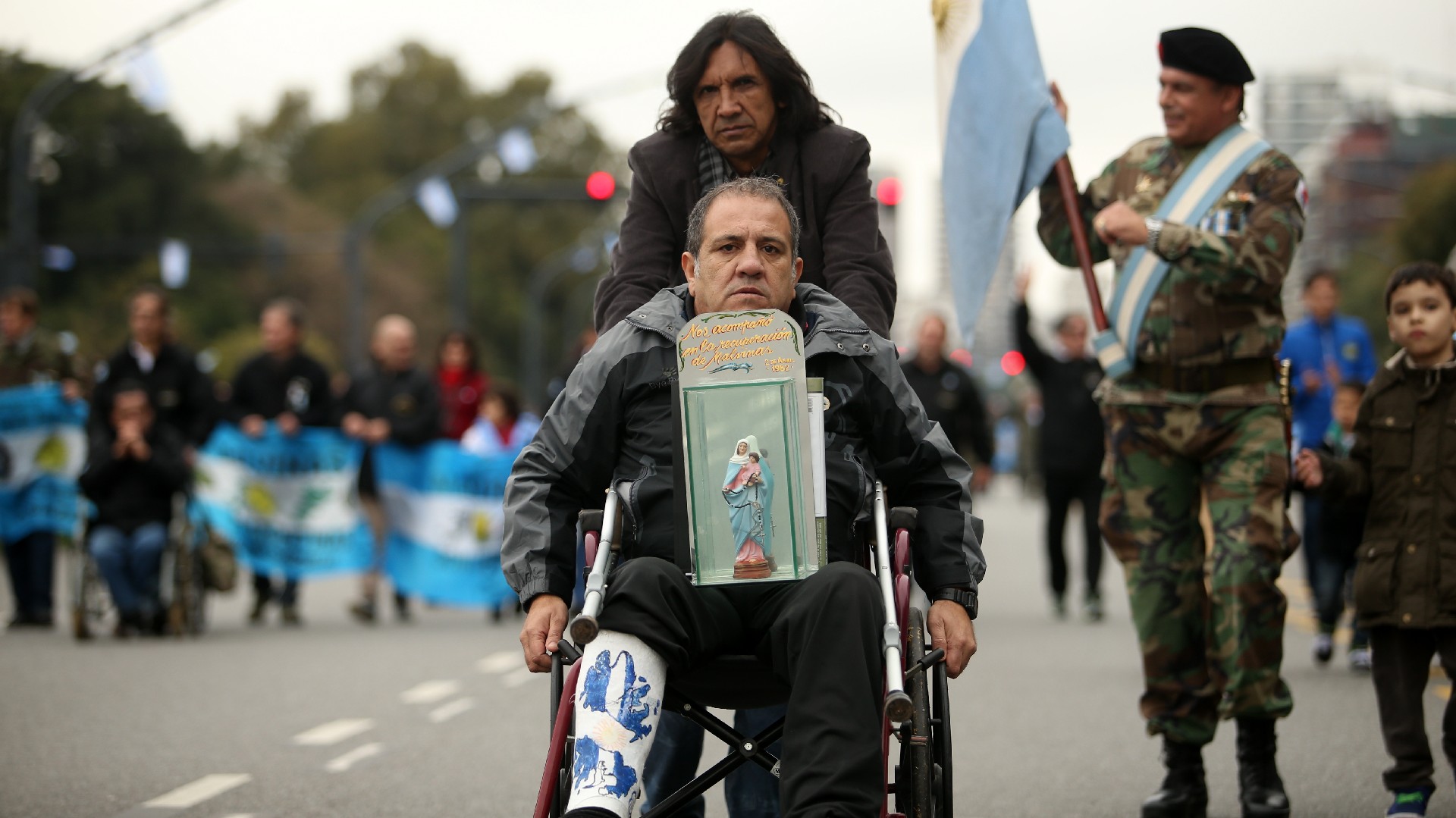 Emotiva participación de un ex combatiente en el desfile por los 200 años de la Independencia.