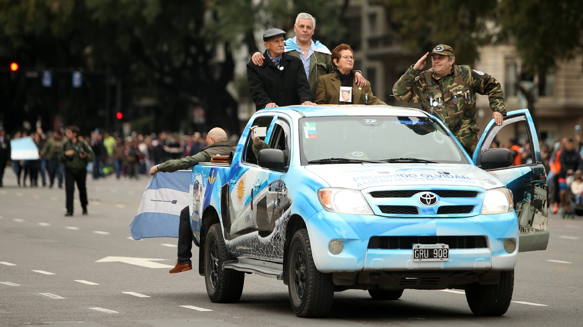 A pie y en vehículos, los veteranos se mostraron en el desfile por los 200 años de la Independencia.