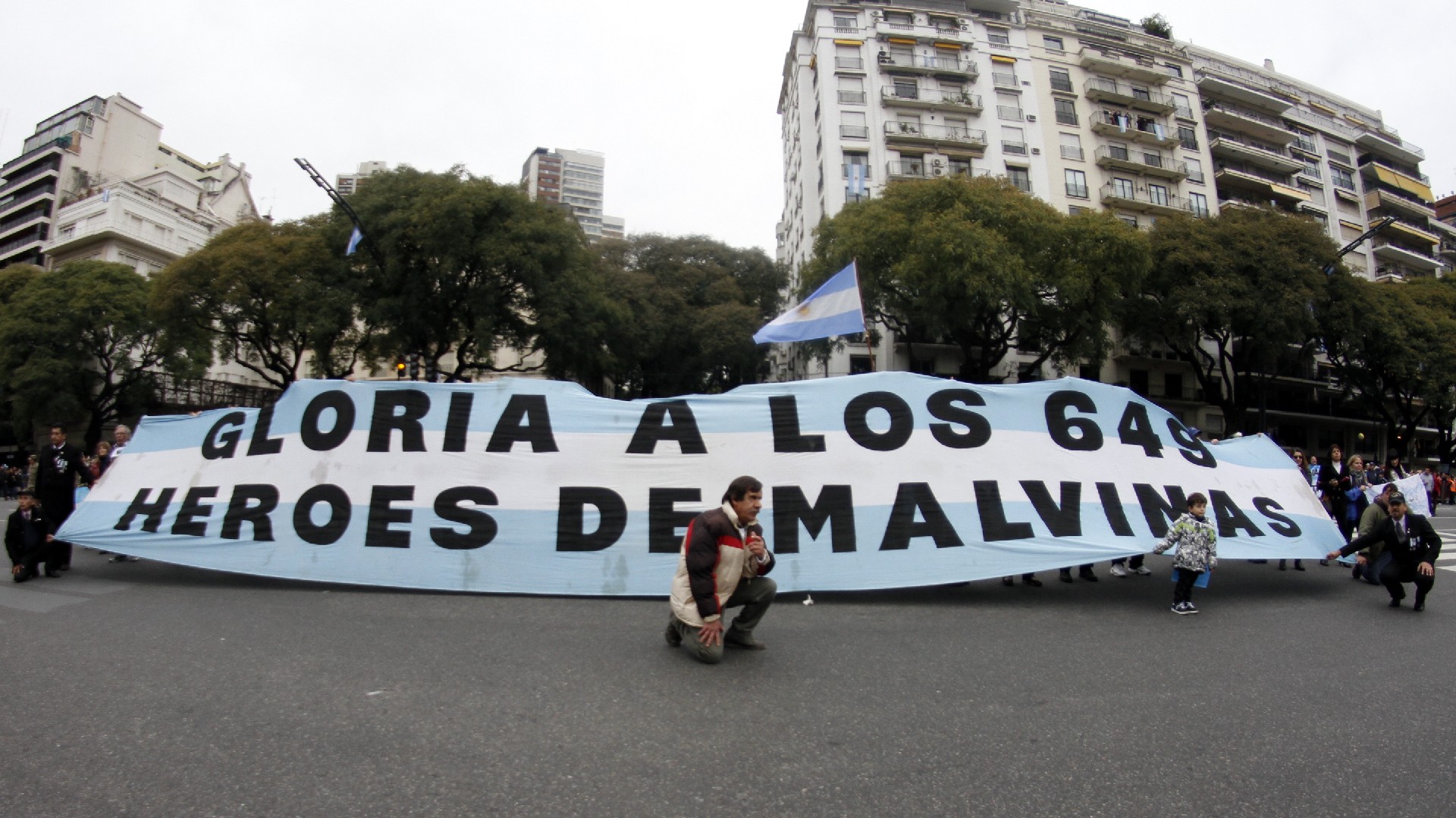 El homenaje a los caídos en Malvinas fue el punto saliente del desfile militar por el centro porteño.