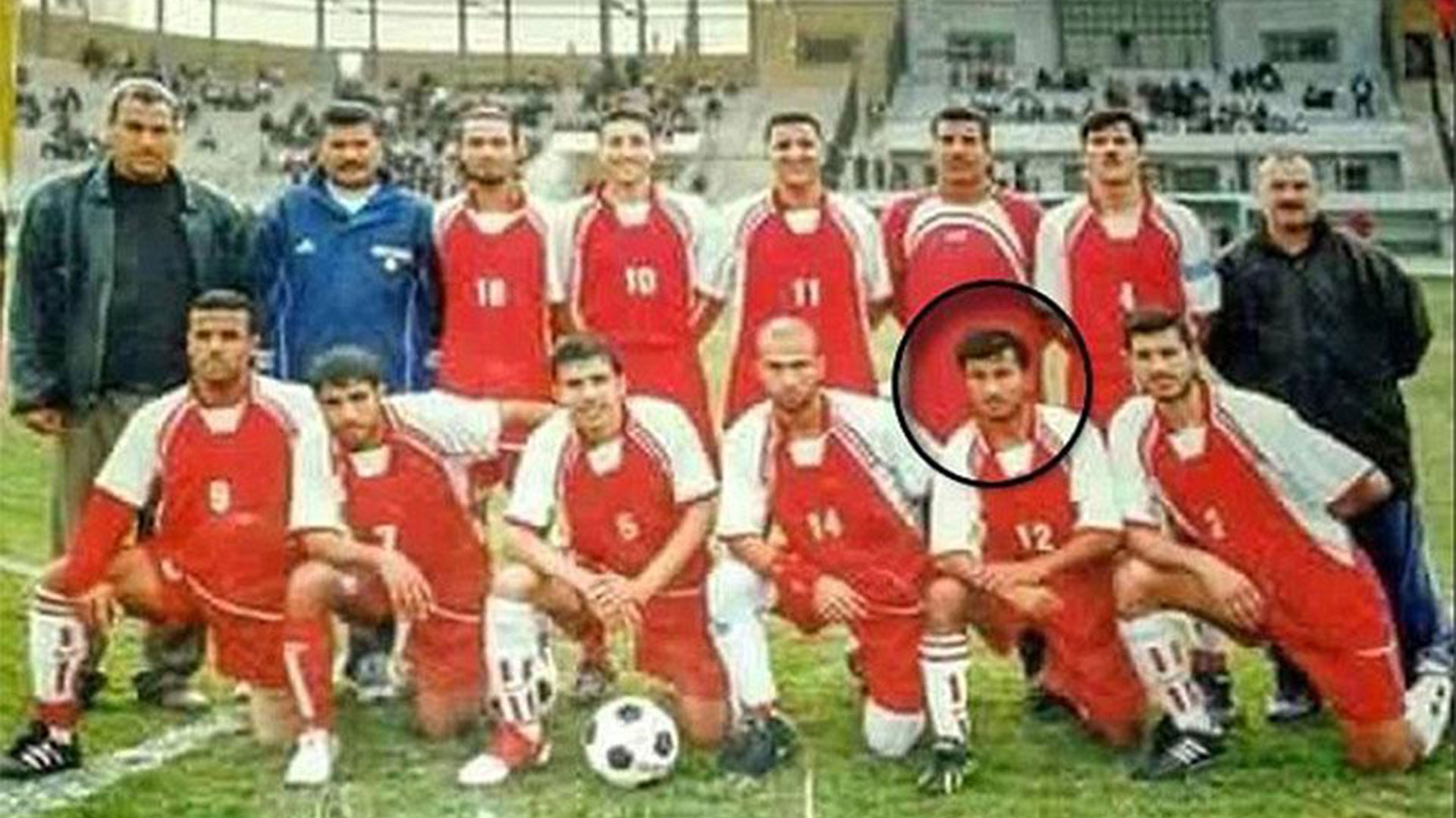 Nihad al-Hussein, una de las nuevas cinco víctimas del ISIS, junto con sus compañeros de Al Shabab