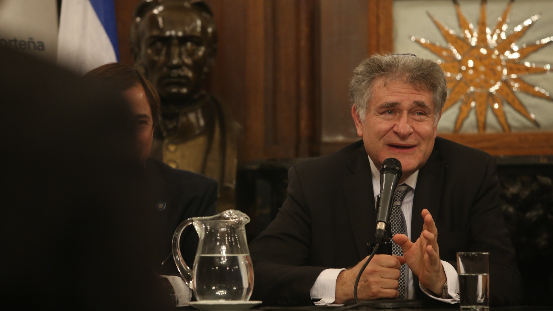 Skorka es licenciado y doctor en ciencias químicas y se ordenó como rabino en 1973.