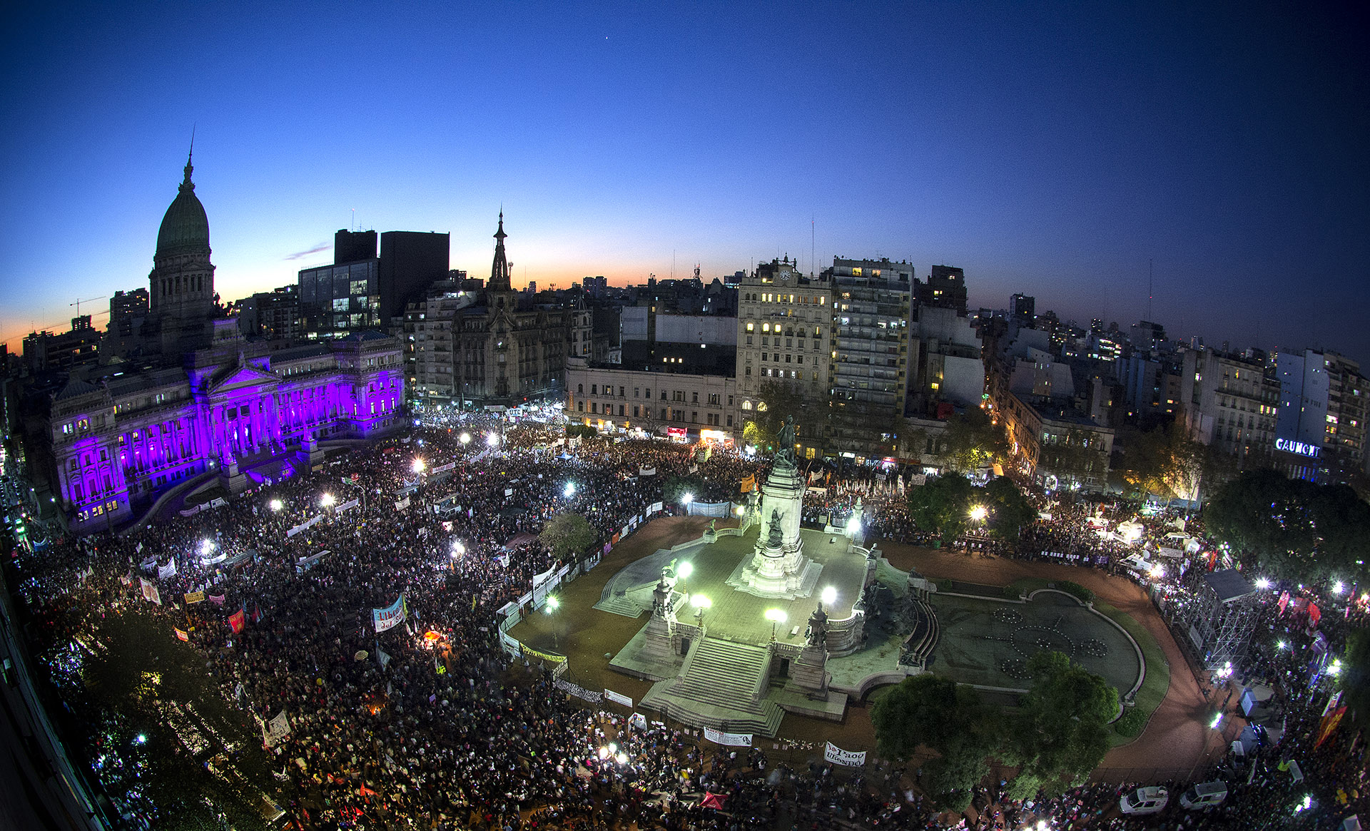 Vista parcial de la Plaza de los Dos Congresos y el Palacio del Congreso Nacional durante la marcha “NI UNA MENOS” (Alejandro Pagni)