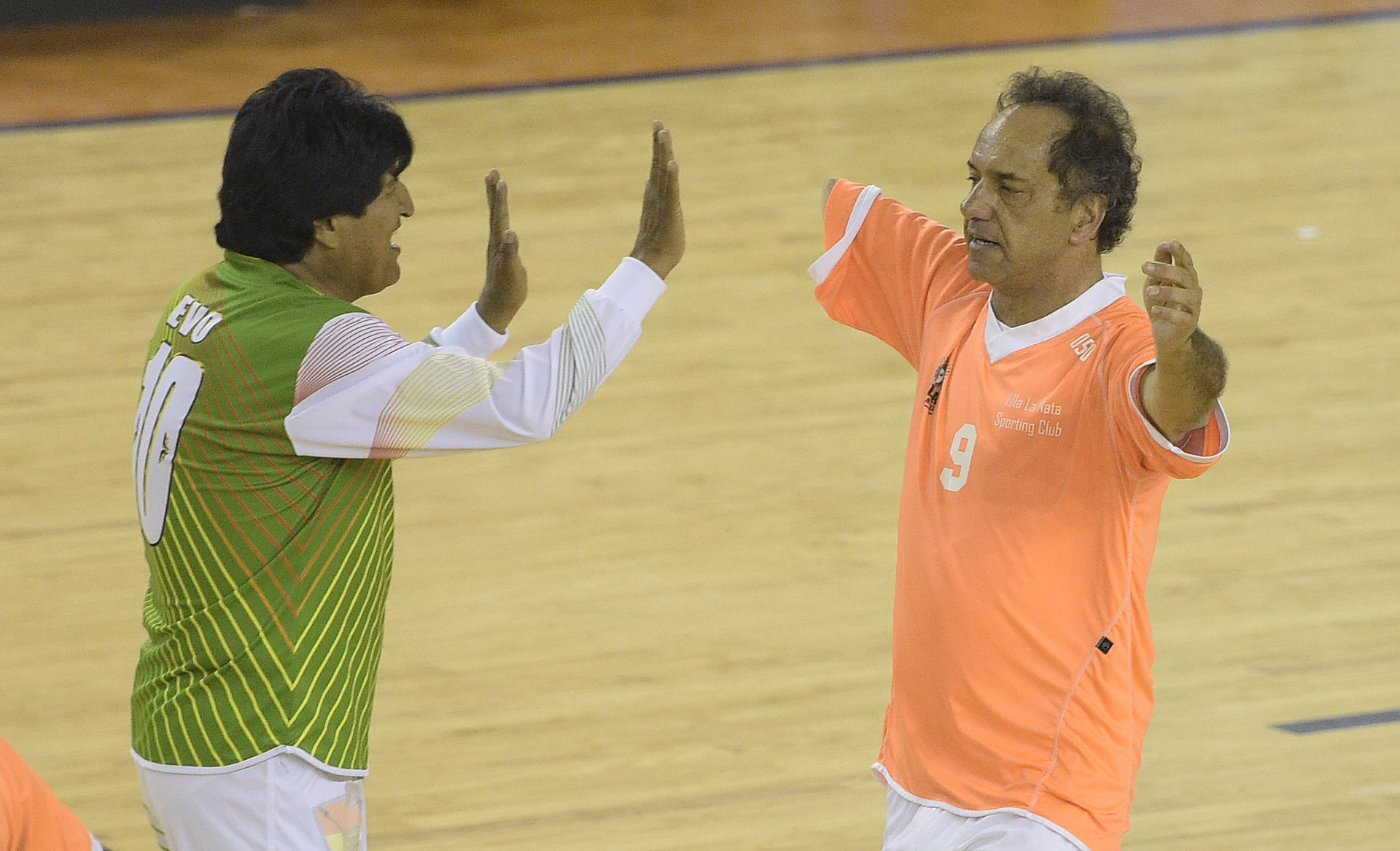 Evo Morales y Daniel Scioli festejan un gol durante un partido de futsal en el Sporting Club Villa La Ñata (Juan Mabromata)