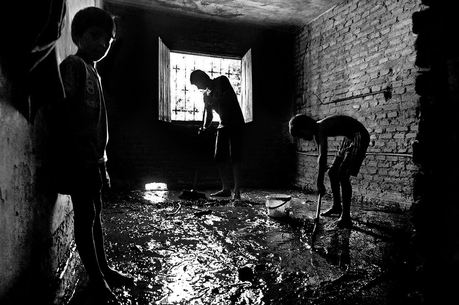 Los habitantes del barrio Miguel Lillo en San Miguel de Tucumán, al costado del Canal Sur, tras las inundaciones, quedaron tapados de agua, lodo y basura (Alberto Vera Franco)