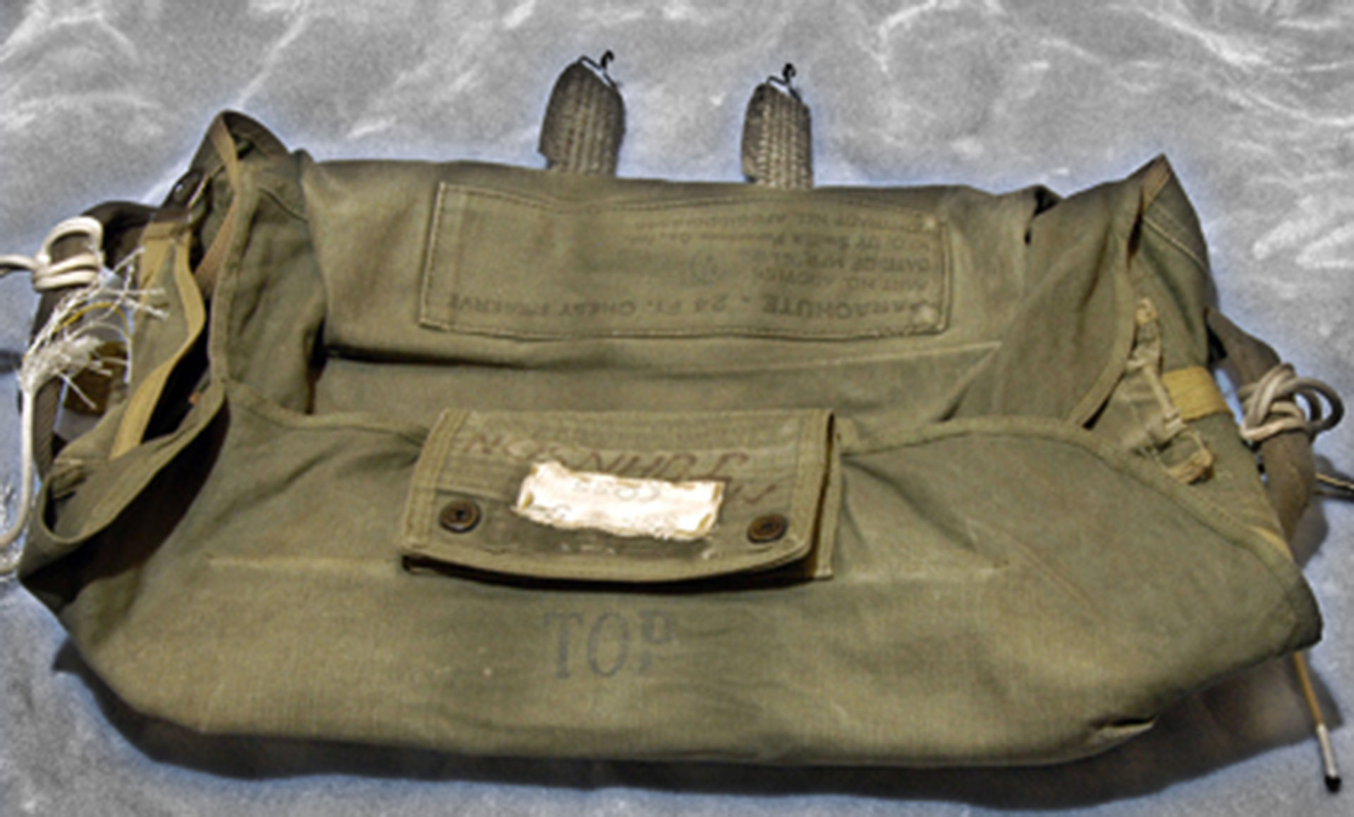La mochila donde iba uno de los paracaídas que Cooper no utilizó. Usó la cuerda de uno de ellos para atarse el bolso con el dinero y así no perderlo (FBI)