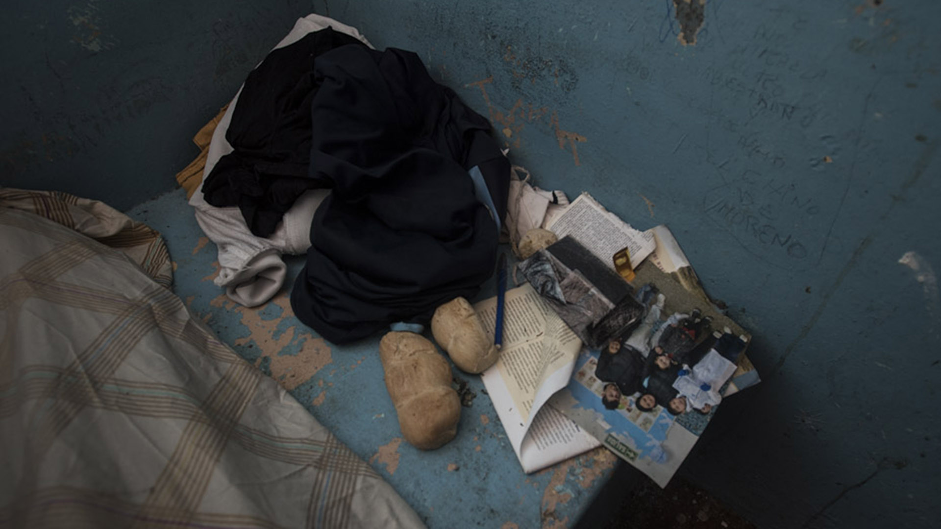 Fotos familiares y pan duro en los “buzones” del penal.