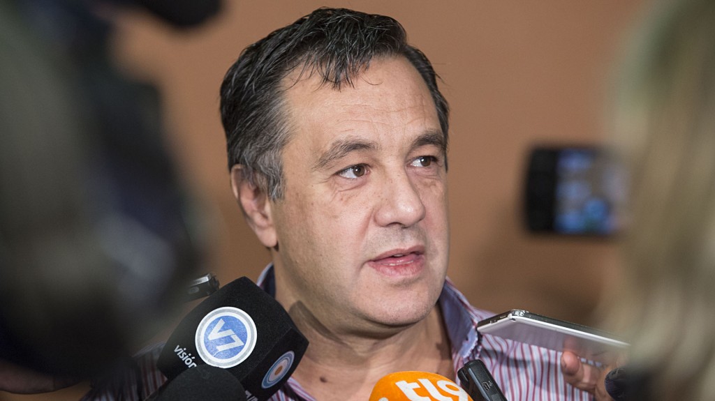 El director Alejandro Finocchiaro alertó: “Nos están quemando las escuelas”. (NA)