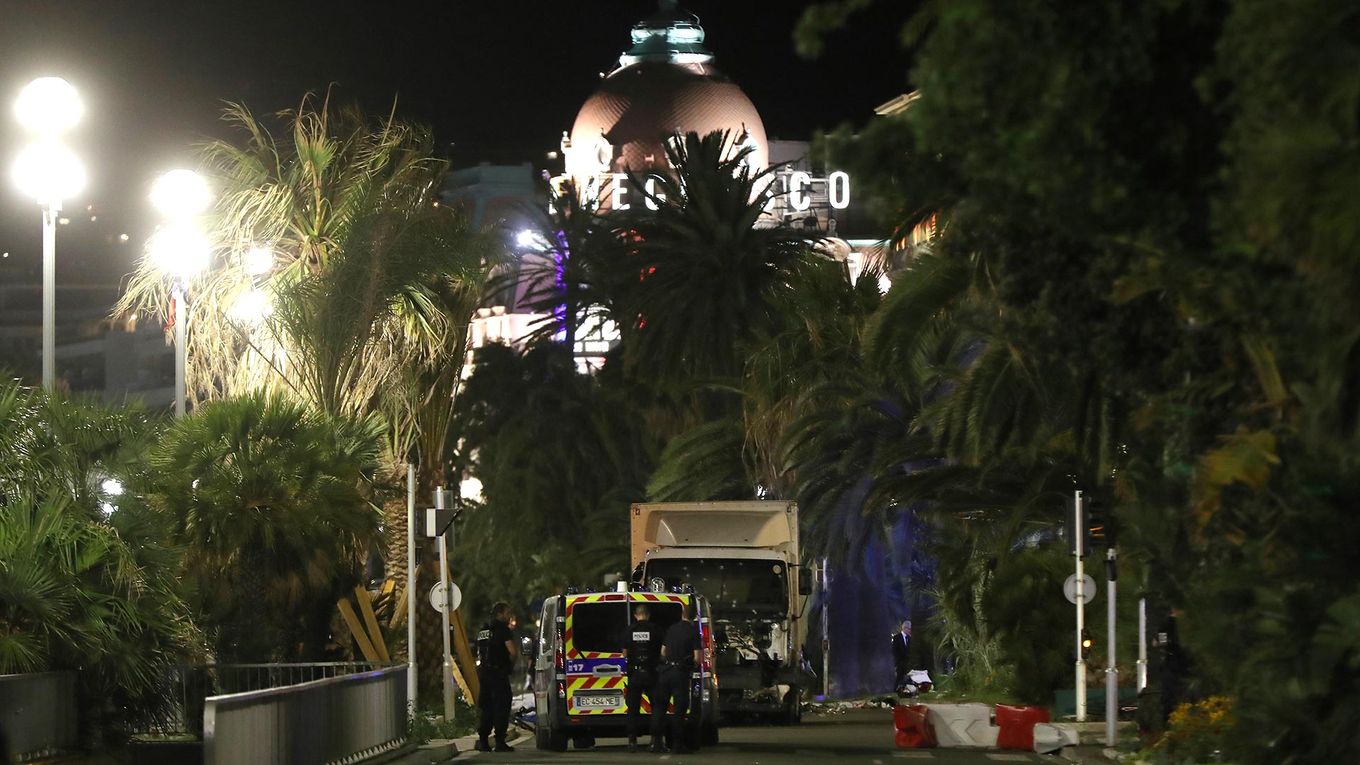 El camión del ataque, rodeado de efectivos de la Policía de Niza (AFP)
