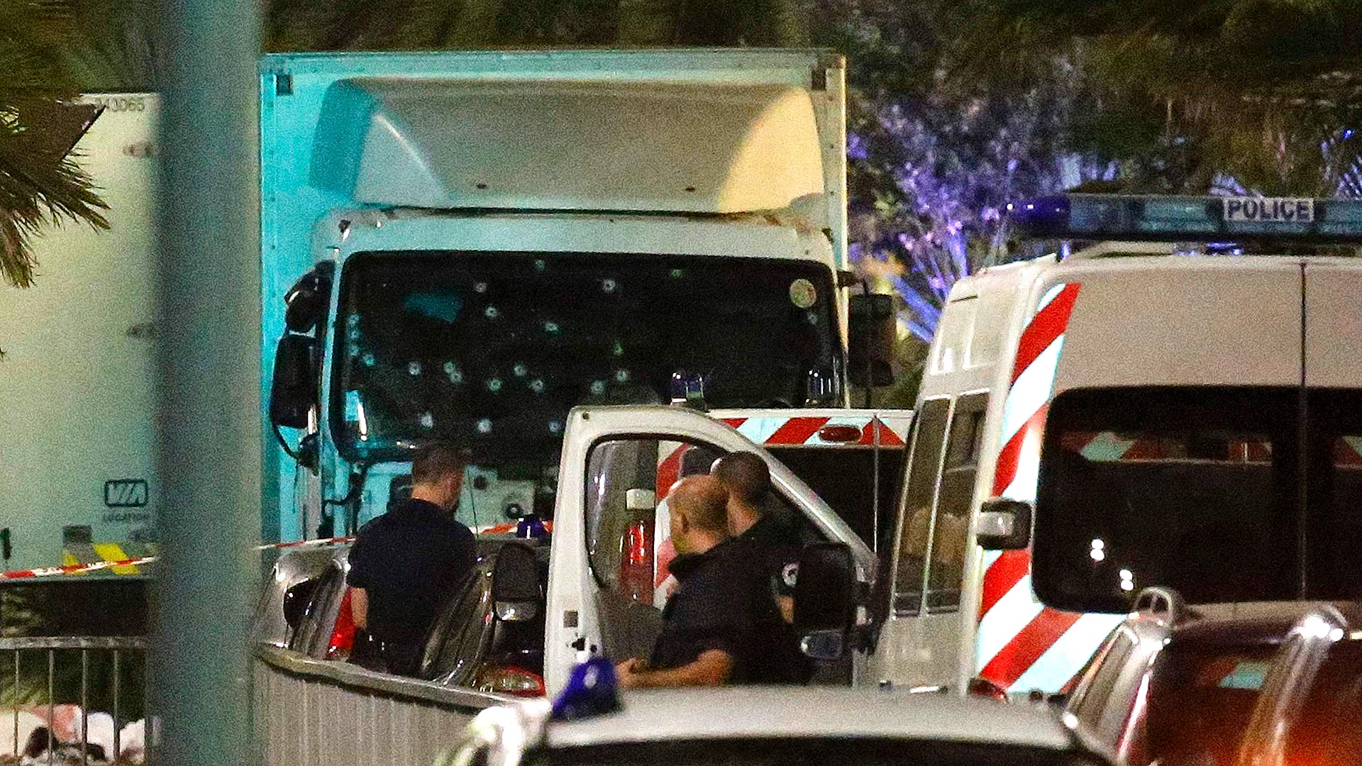 El camión del ataque, con los disparos en el parabrisas (Reuters)