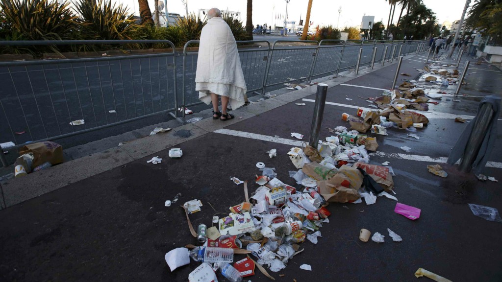 Un hombre camina entre los escombros del día anterior (Reuters)