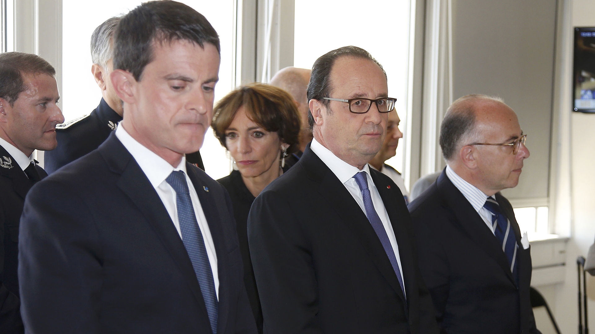 El premier francés Manuel Valls (izquierda) fue abucheado por los asistentes al acto en Niza.(Reuters)