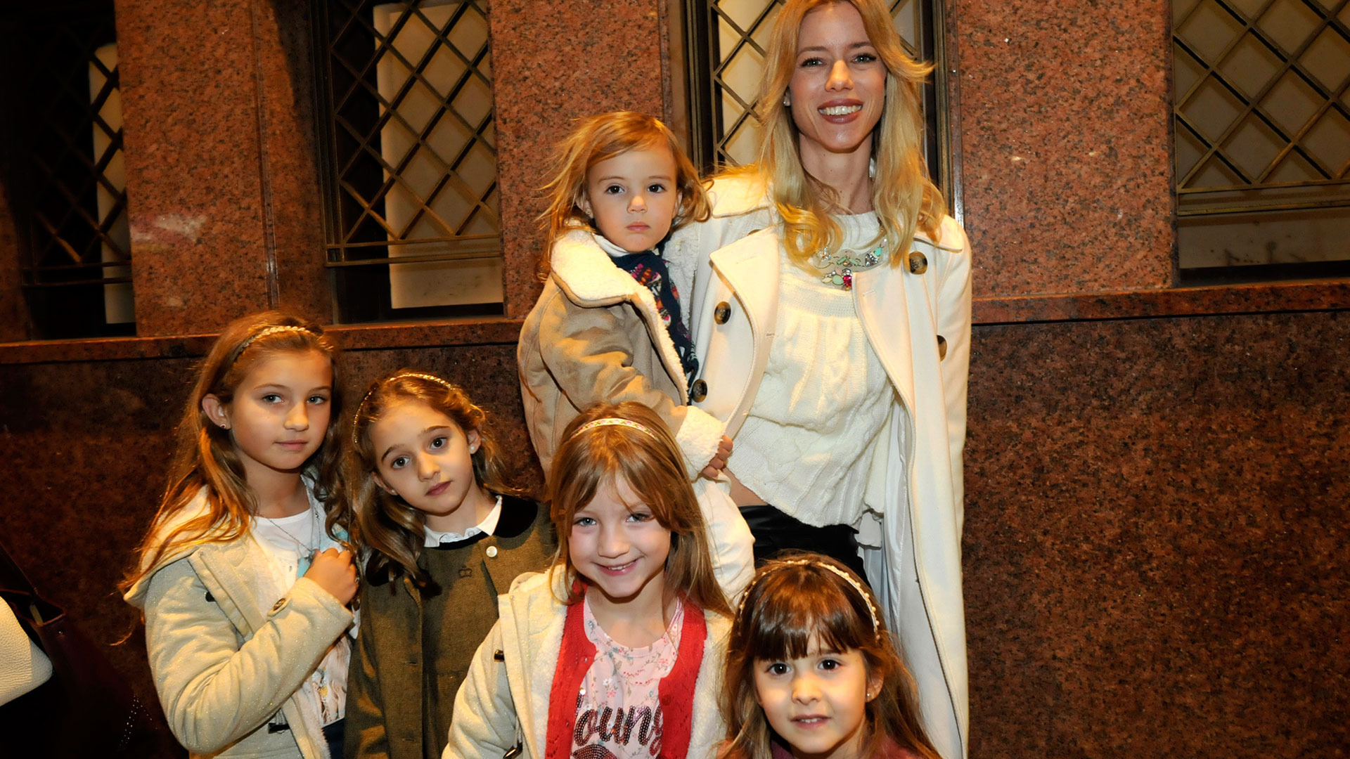 Nicole Neumann, rodeada de niños