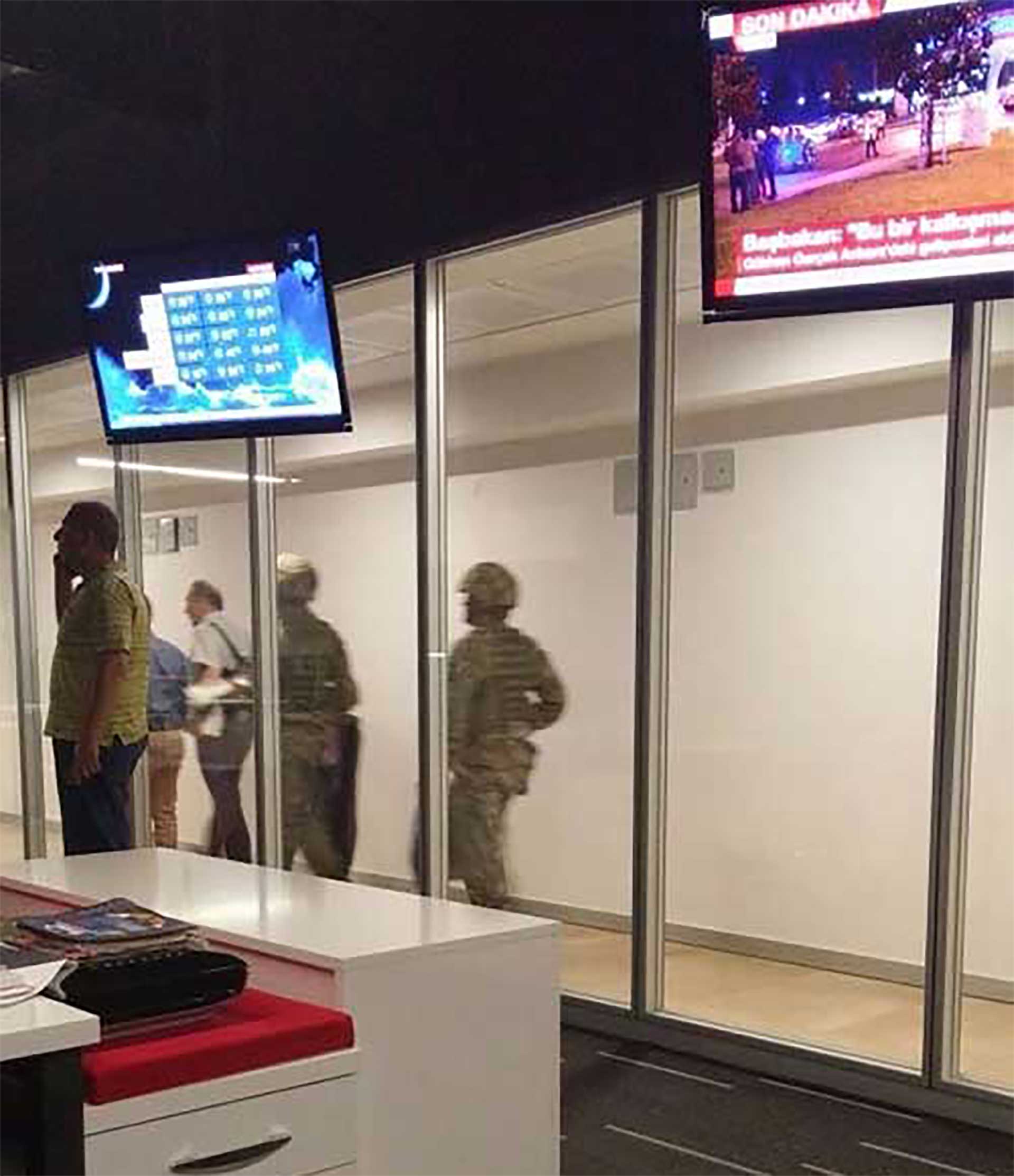 Militares tomaron el estudio de la televisión estatal