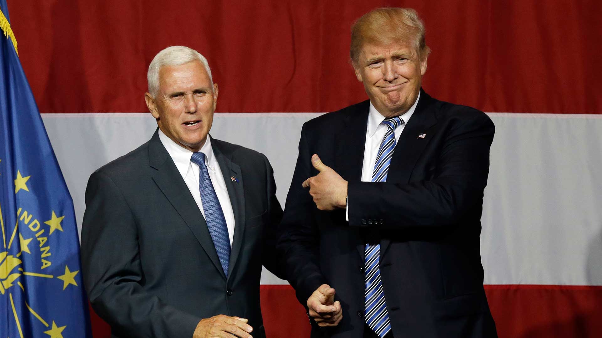 Donald Trump señala a Mike Pence, tres dias antes de confirmarlo como su compañero de fórmula para la elección presidencial (AP)