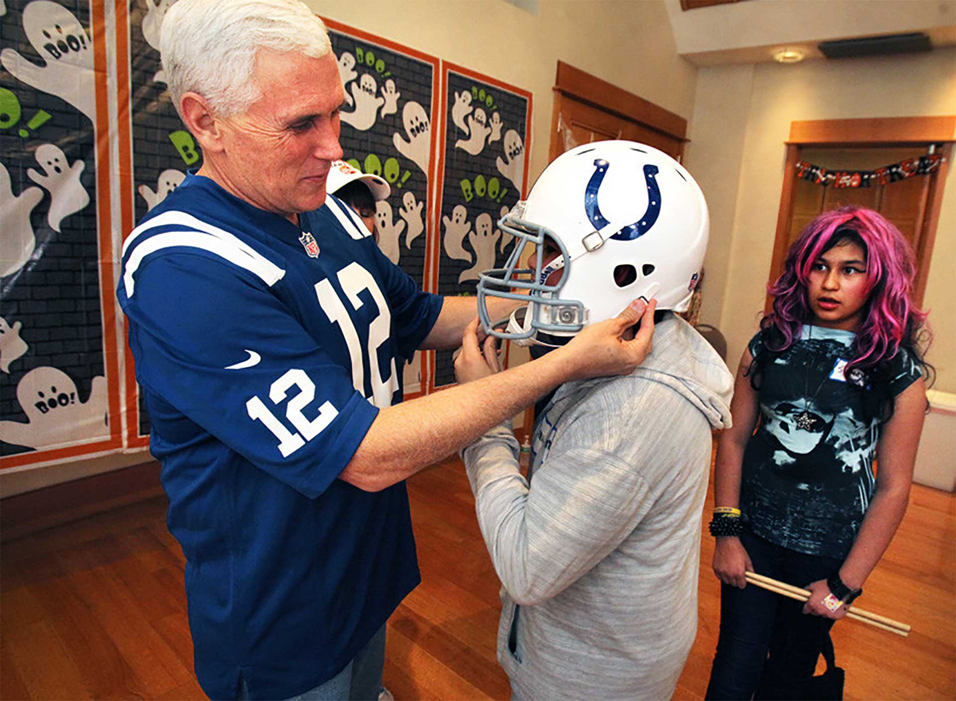 Pence, vestido como un jugador de Fútbol americano durante la xcelebración de Halloween en la casa de gobierno de Indiana (AP)
