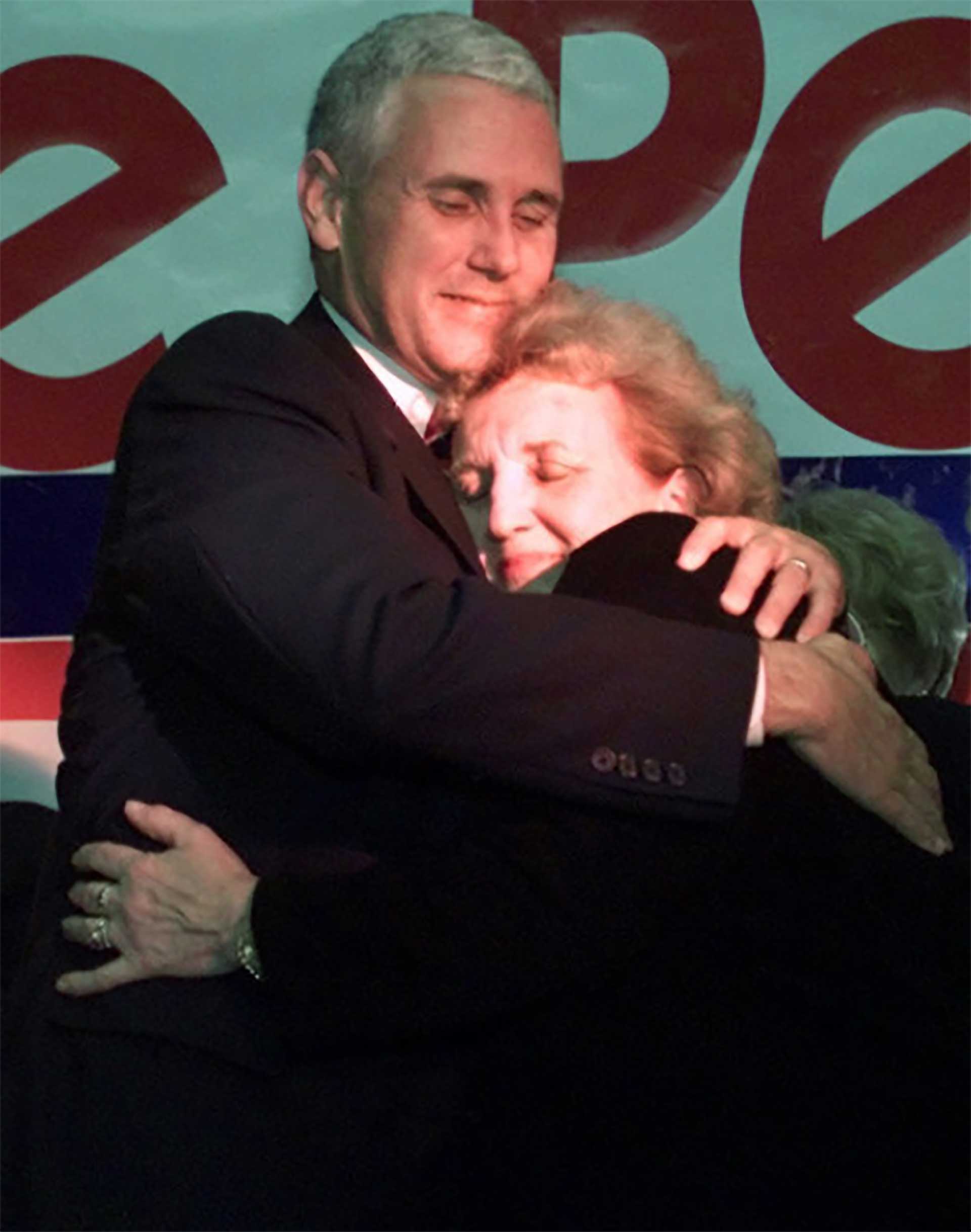 Mike Pence abraza a su madre, Nancy, luego de ganar la elección legislativa de 2000 (AP)