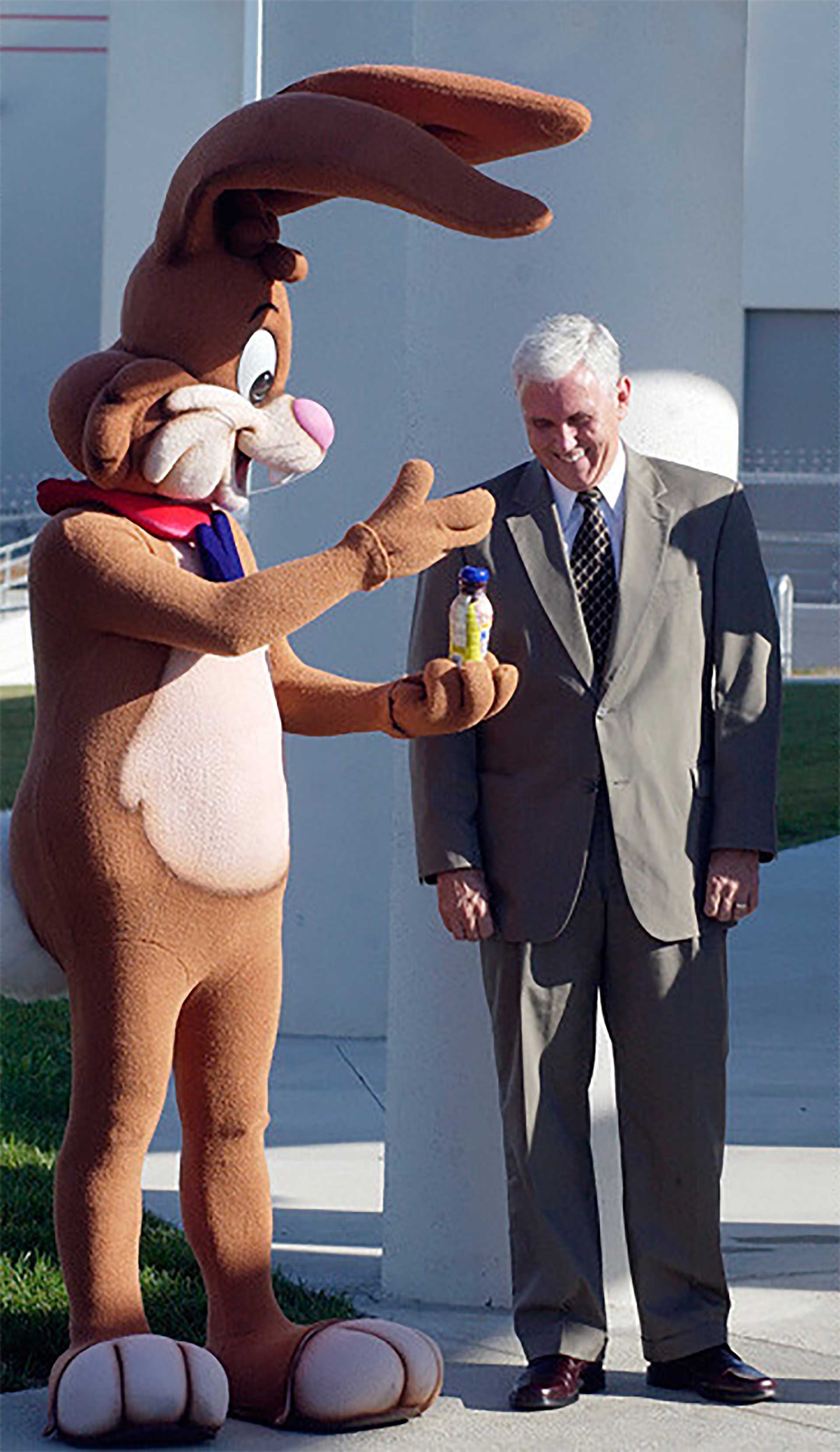 El Conejo de Nestlé convida a Pence con Nesquick, al inaugurar la amplicación de una fábrica de la firma(AP)