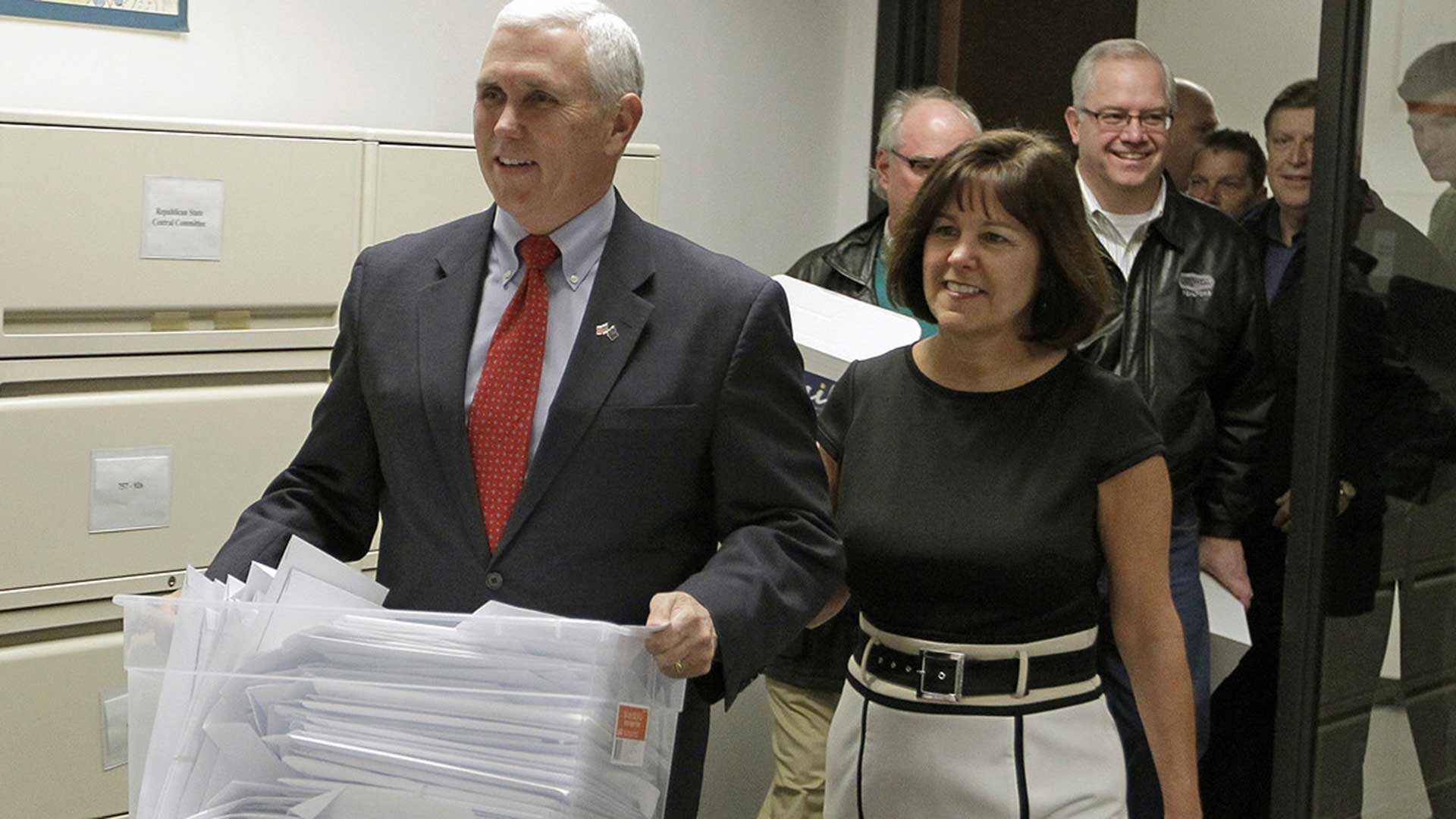 Pence, junto a su esposa, Karen, al presentar los avales para su candidatura a gobernador en 2012 (AP)