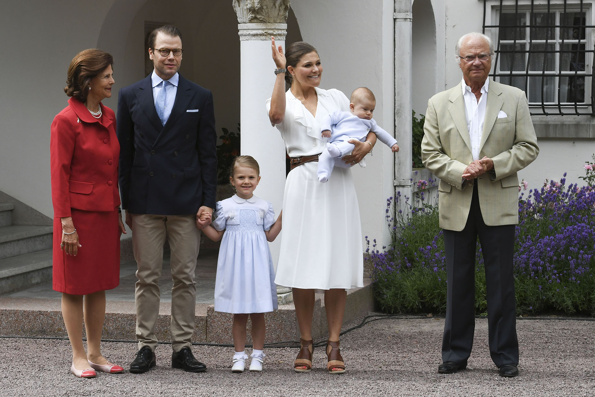 La reina Silvia, el príncipe Daniel, la princesa Estelle, la princesa Victoria, el pequeño príncipe Oscar y el Rey Carlos XVI de Suecia , en junio de 2016 (AFP)