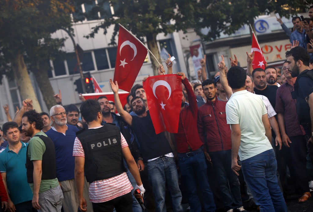 El presidente Erdogan pidió a la población que siga en las calles por temor al surgimiento de otro foco (AP)